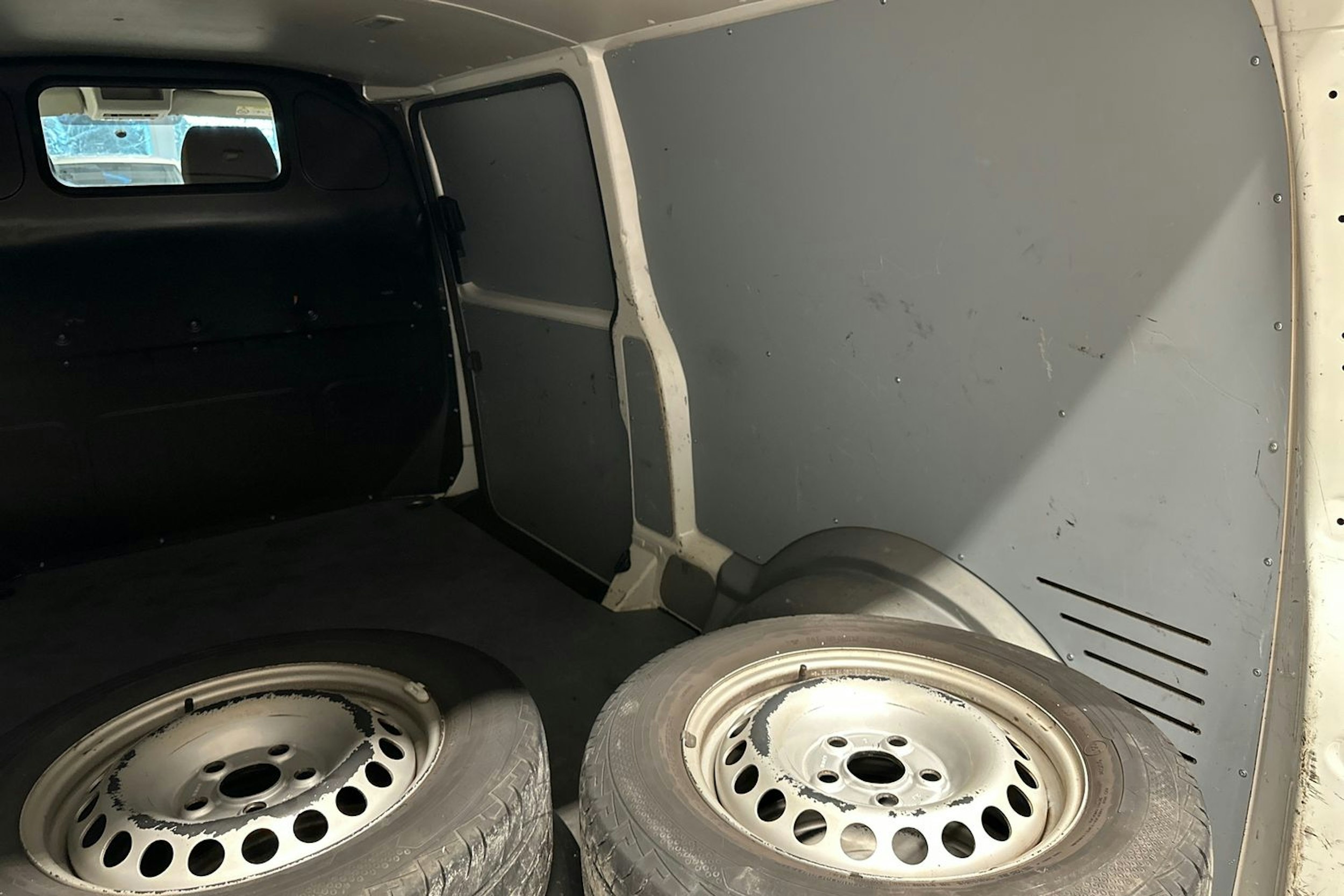 Valkoinen Volkswagen Transporter 2019 kuva 24.