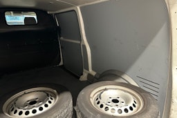 Valkoinen Volkswagen Transporter 2019 kuva 24.