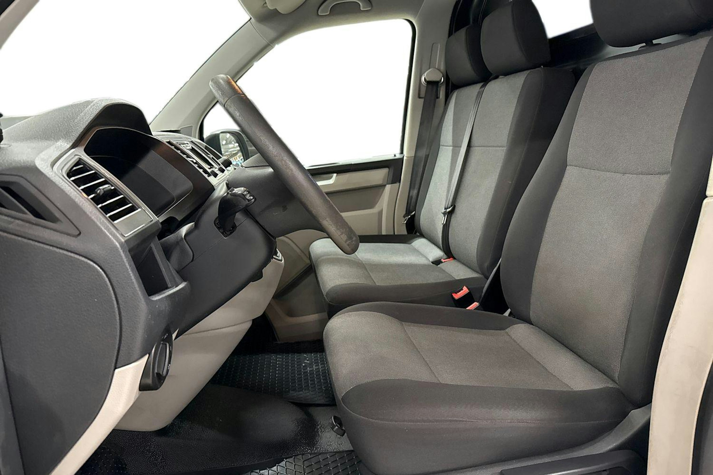 valkoinen Volkswagen Transporter 2019 kuva 8.