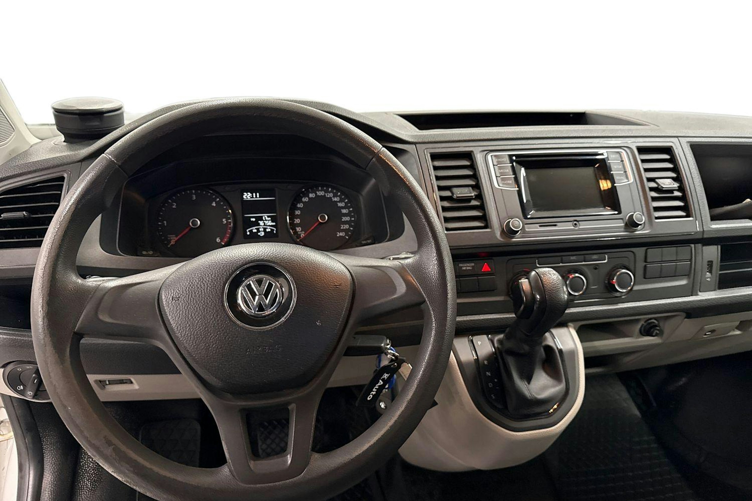 valkoinen Volkswagen Transporter 2019 kuva 9.