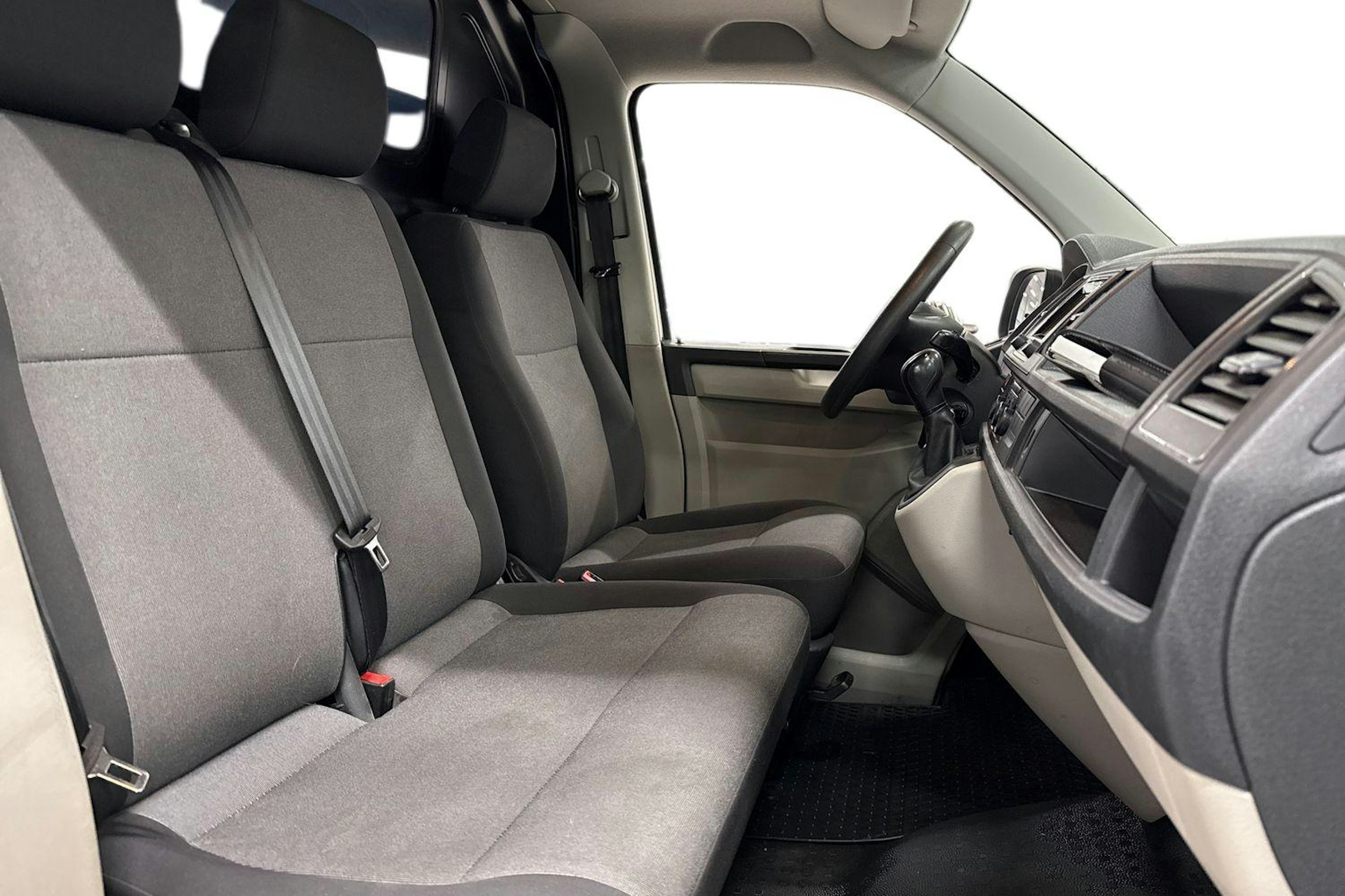 valkoinen Volkswagen Transporter 2019 kuva 11.