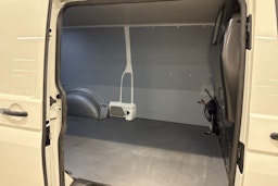 valkoinen Volkswagen Transporter 2019 kuva 13.