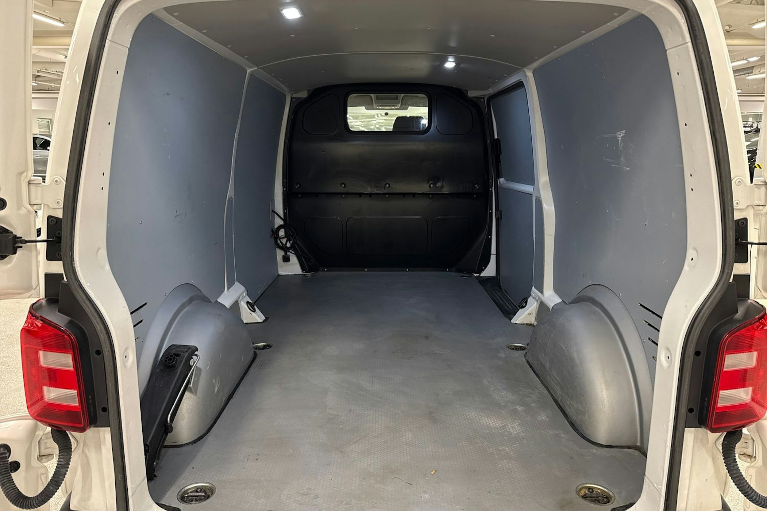 valkoinen Volkswagen Transporter 2019 kuva 15.