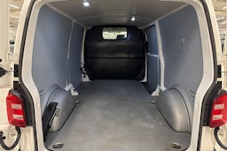 valkoinen Volkswagen Transporter 2019 kuva 15.