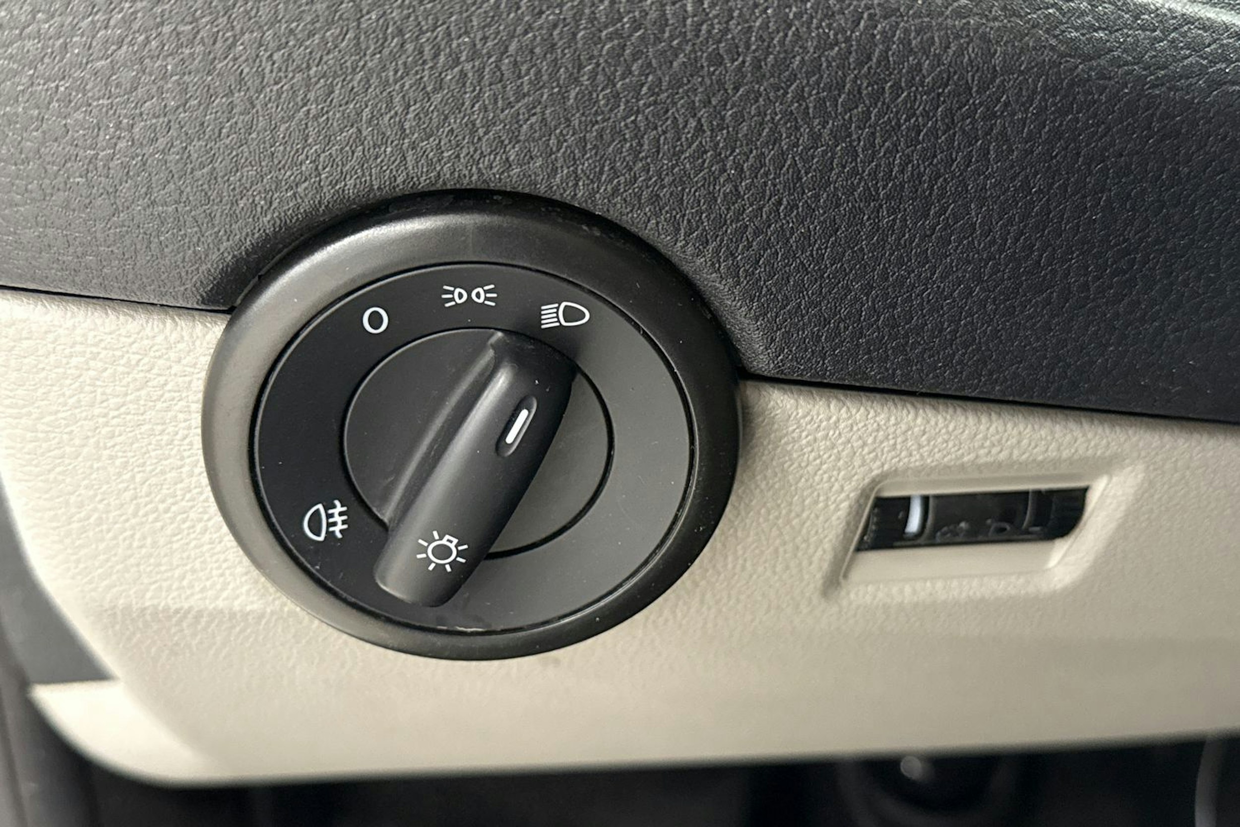 valkoinen Volkswagen Transporter 2019 kuva 18.