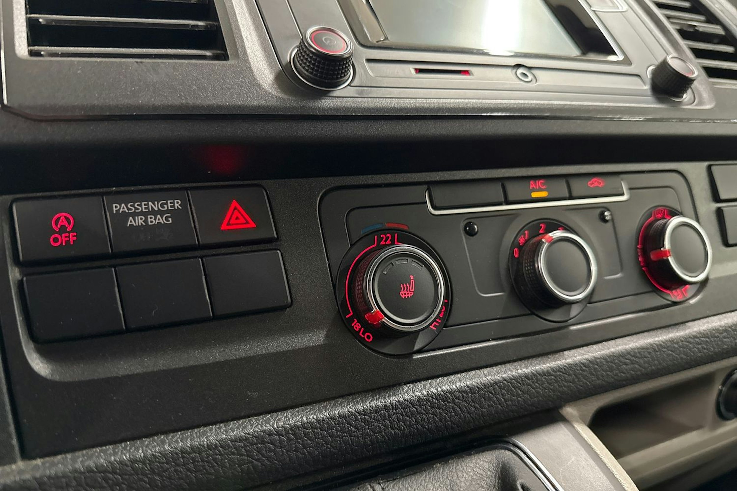 valkoinen Volkswagen Transporter 2019 kuva 20.