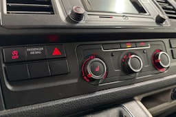 valkoinen Volkswagen Transporter 2019 kuva 20.