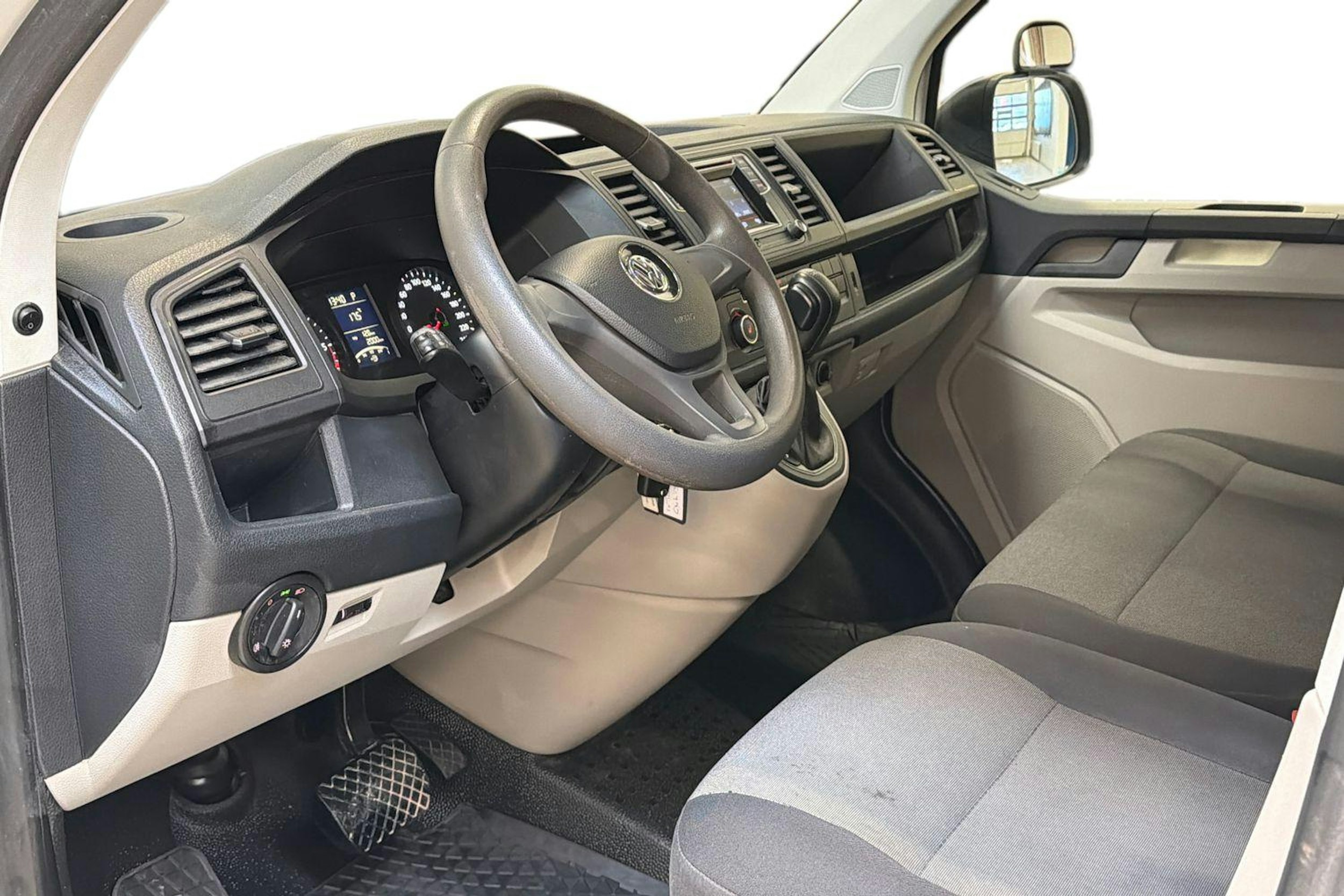 valkoinen Volkswagen Transporter 2019 kuva 8.