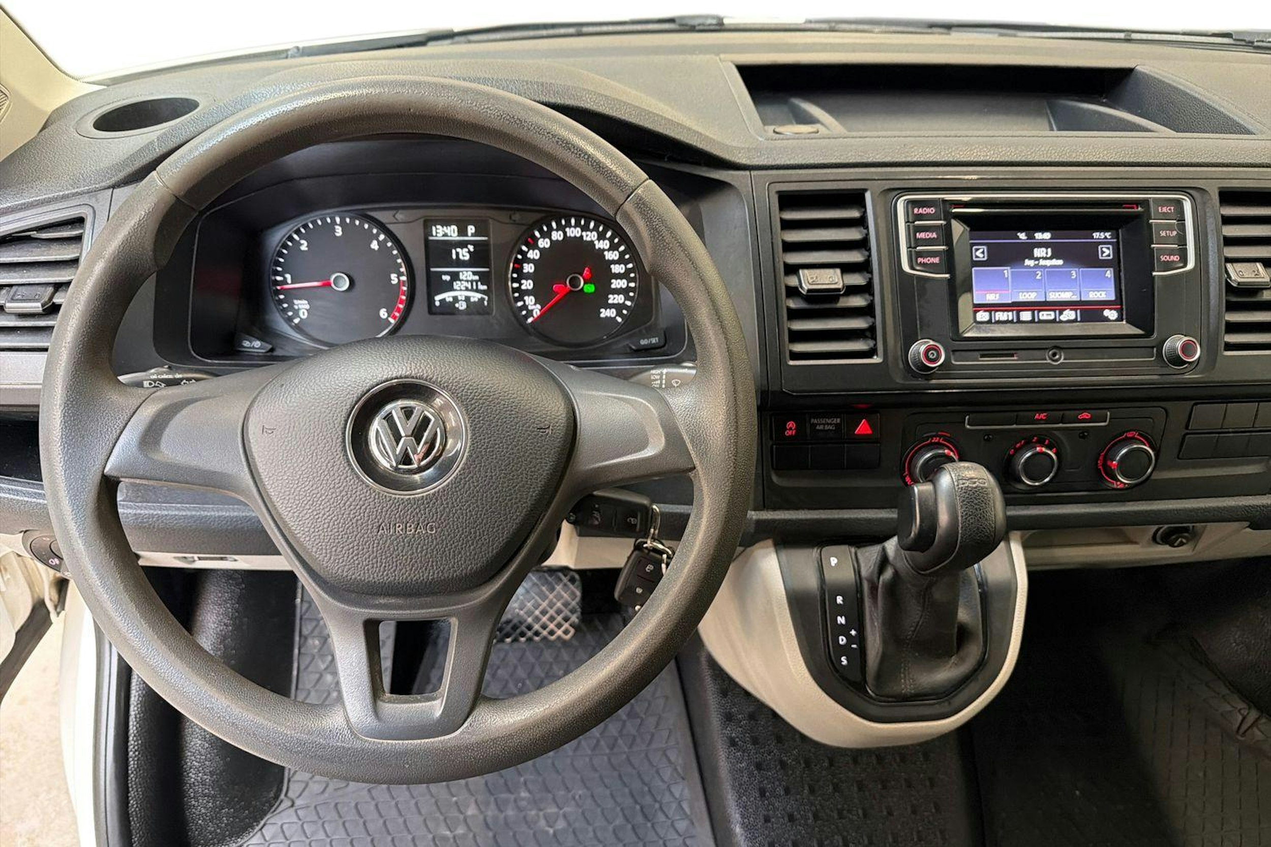valkoinen Volkswagen Transporter 2019 kuva 9.