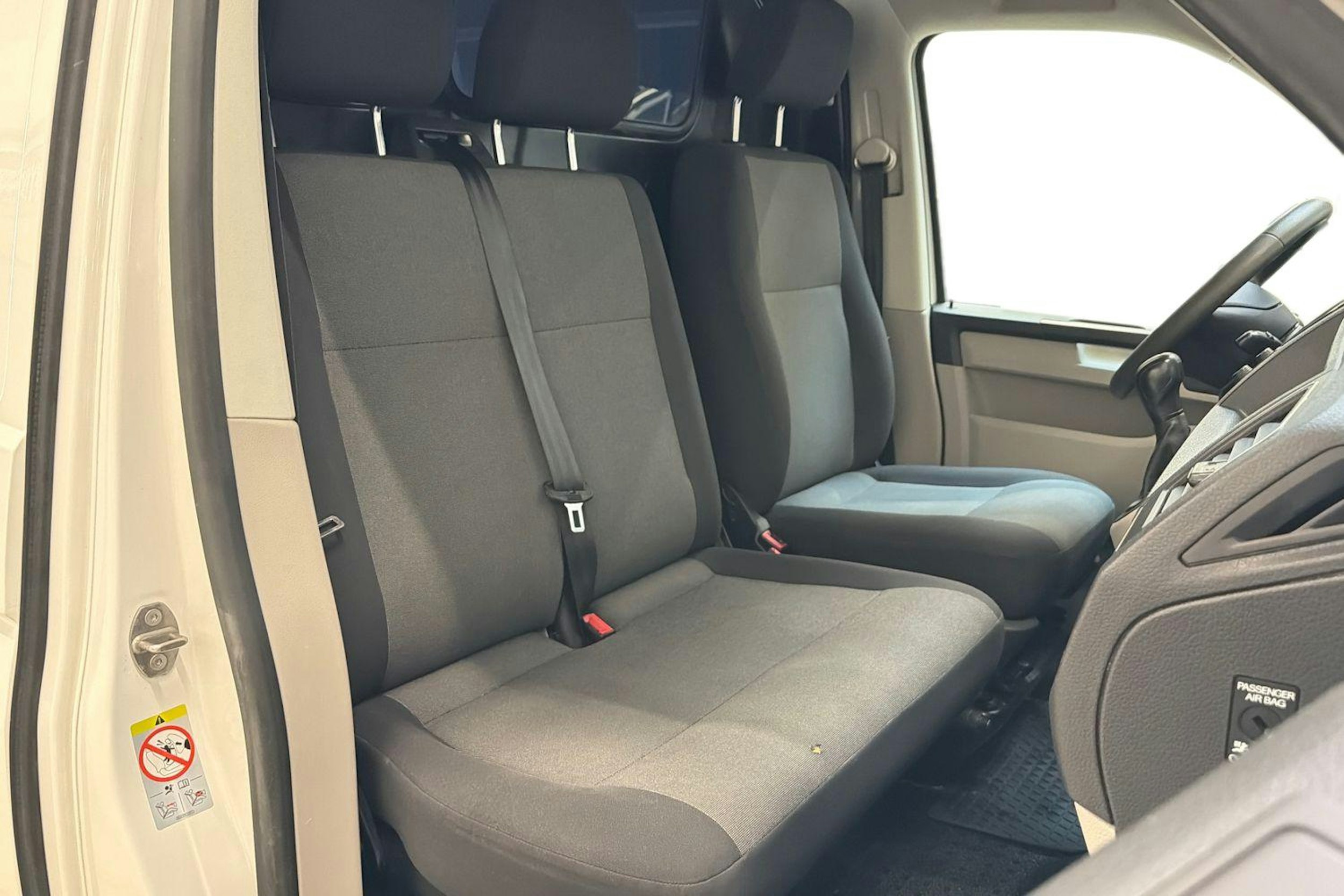 valkoinen Volkswagen Transporter 2019 kuva 11.