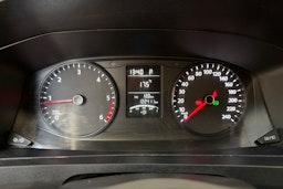 valkoinen Volkswagen Transporter 2019 kuva 13.