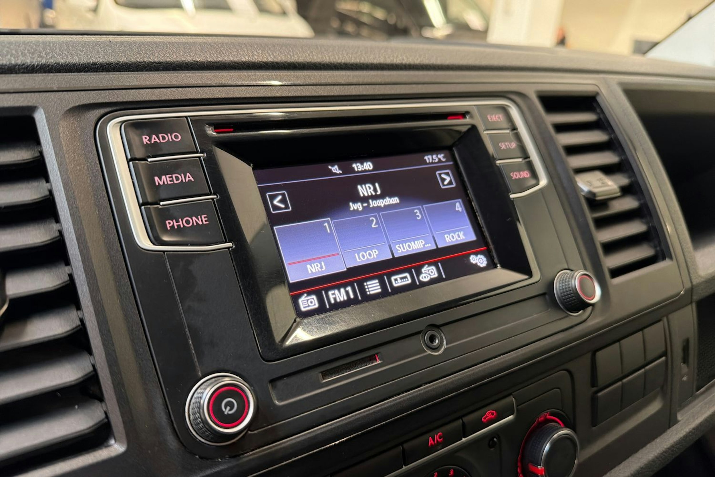 valkoinen Volkswagen Transporter 2019 kuva 15.