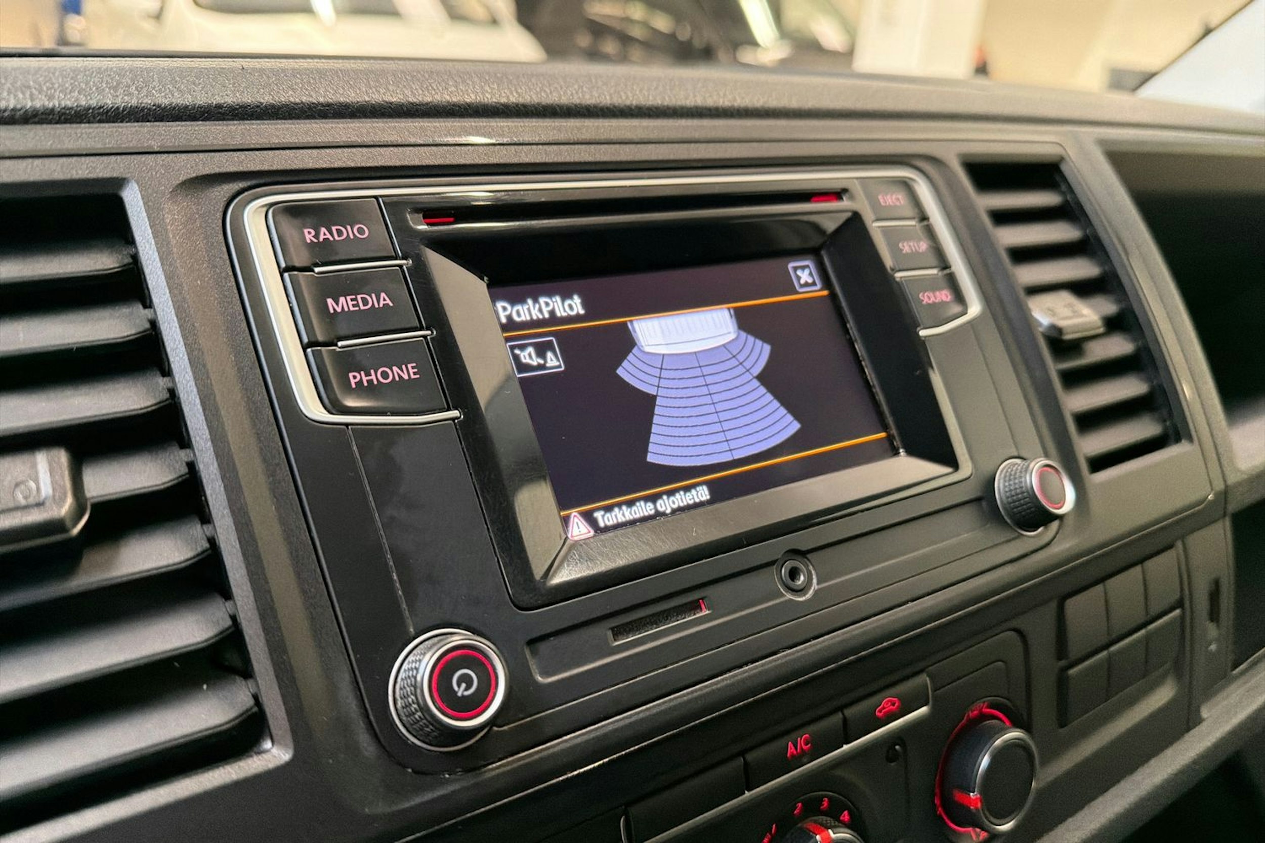 valkoinen Volkswagen Transporter 2019 kuva 16.