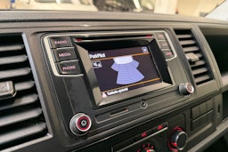 valkoinen Volkswagen Transporter 2019 kuva 16.