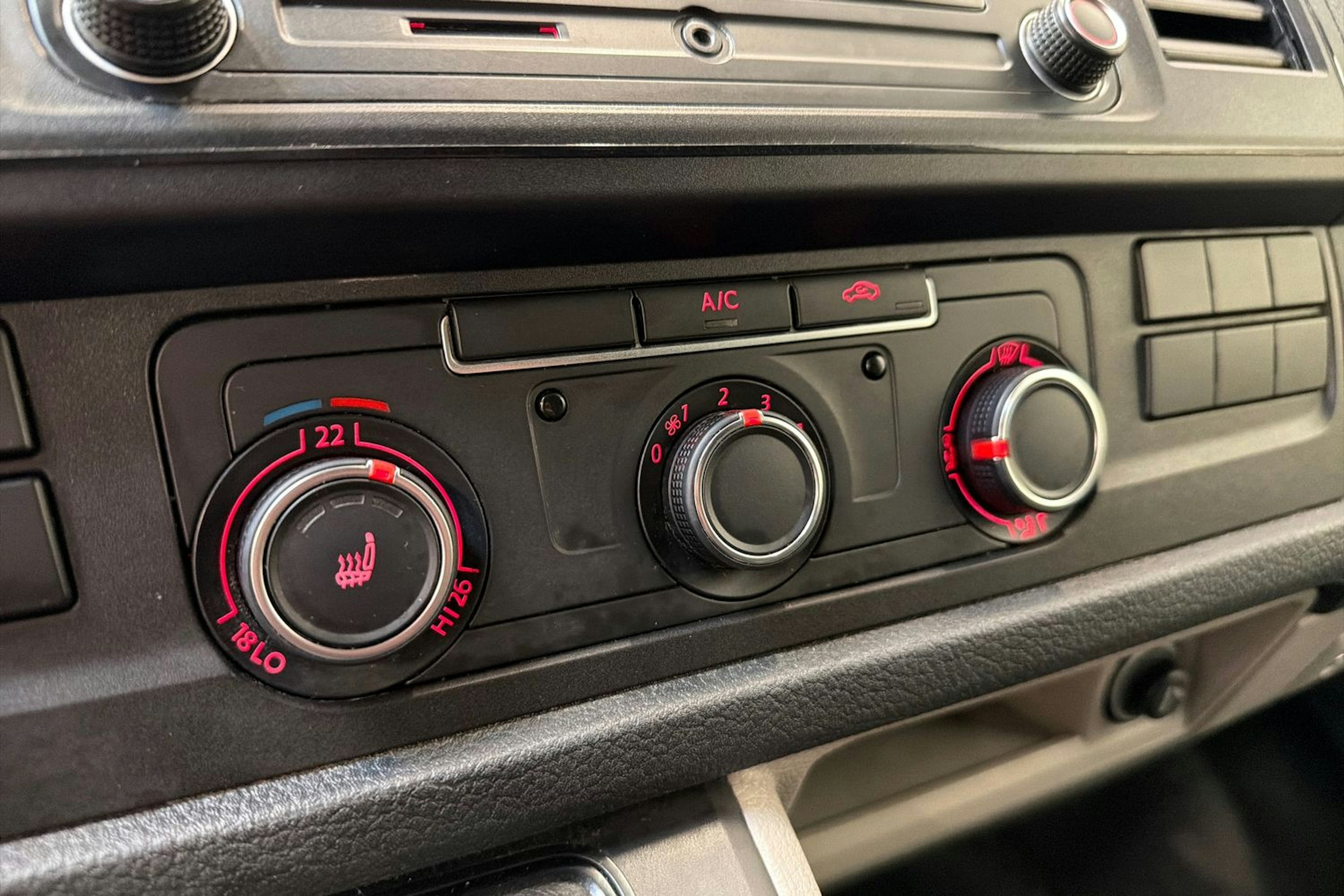 valkoinen Volkswagen Transporter 2019 kuva 17.