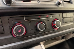 valkoinen Volkswagen Transporter 2019 kuva 17.