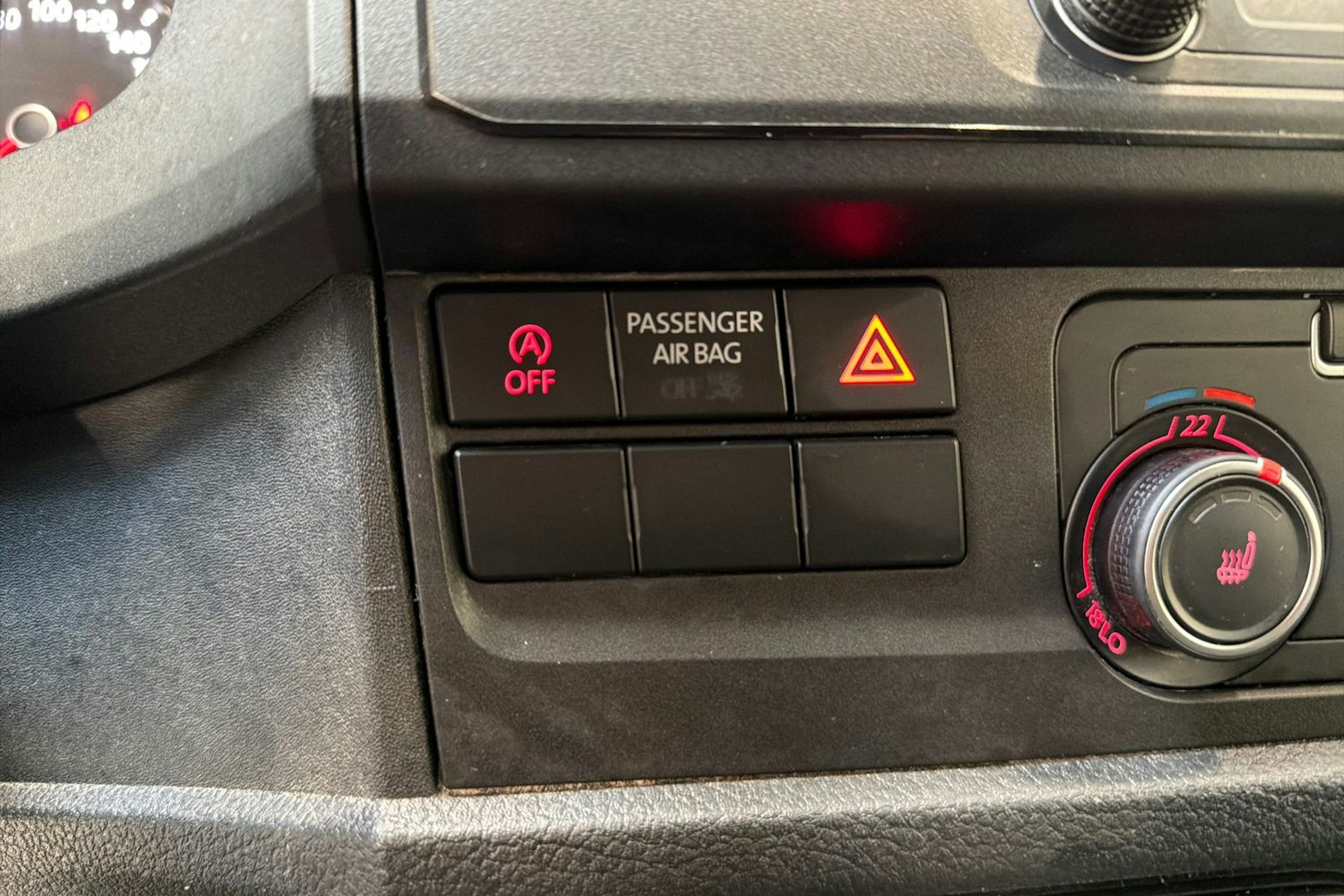 valkoinen Volkswagen Transporter 2019 kuva 18.