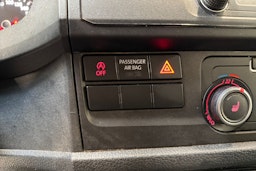 valkoinen Volkswagen Transporter 2019 kuva 18.