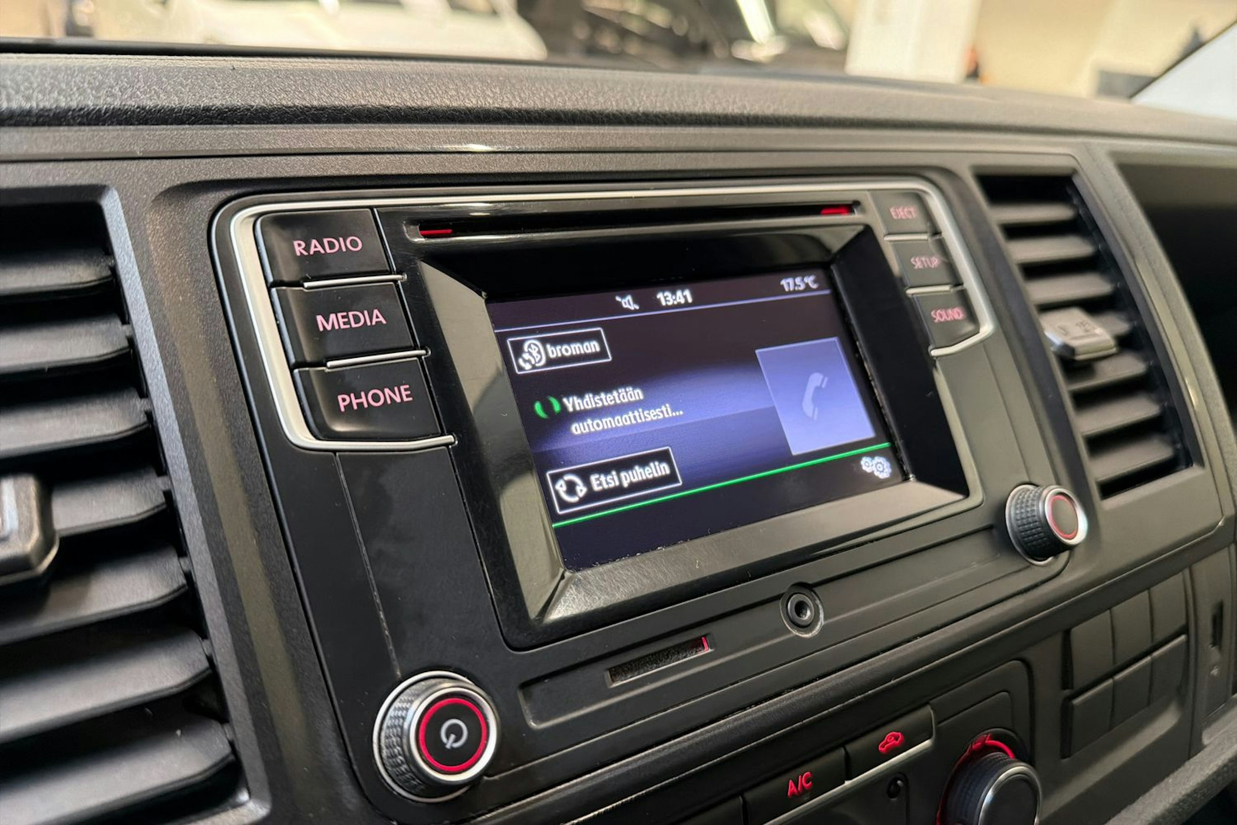 valkoinen Volkswagen Transporter 2019 kuva 19.