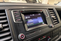 valkoinen Volkswagen Transporter 2019 kuva 19.