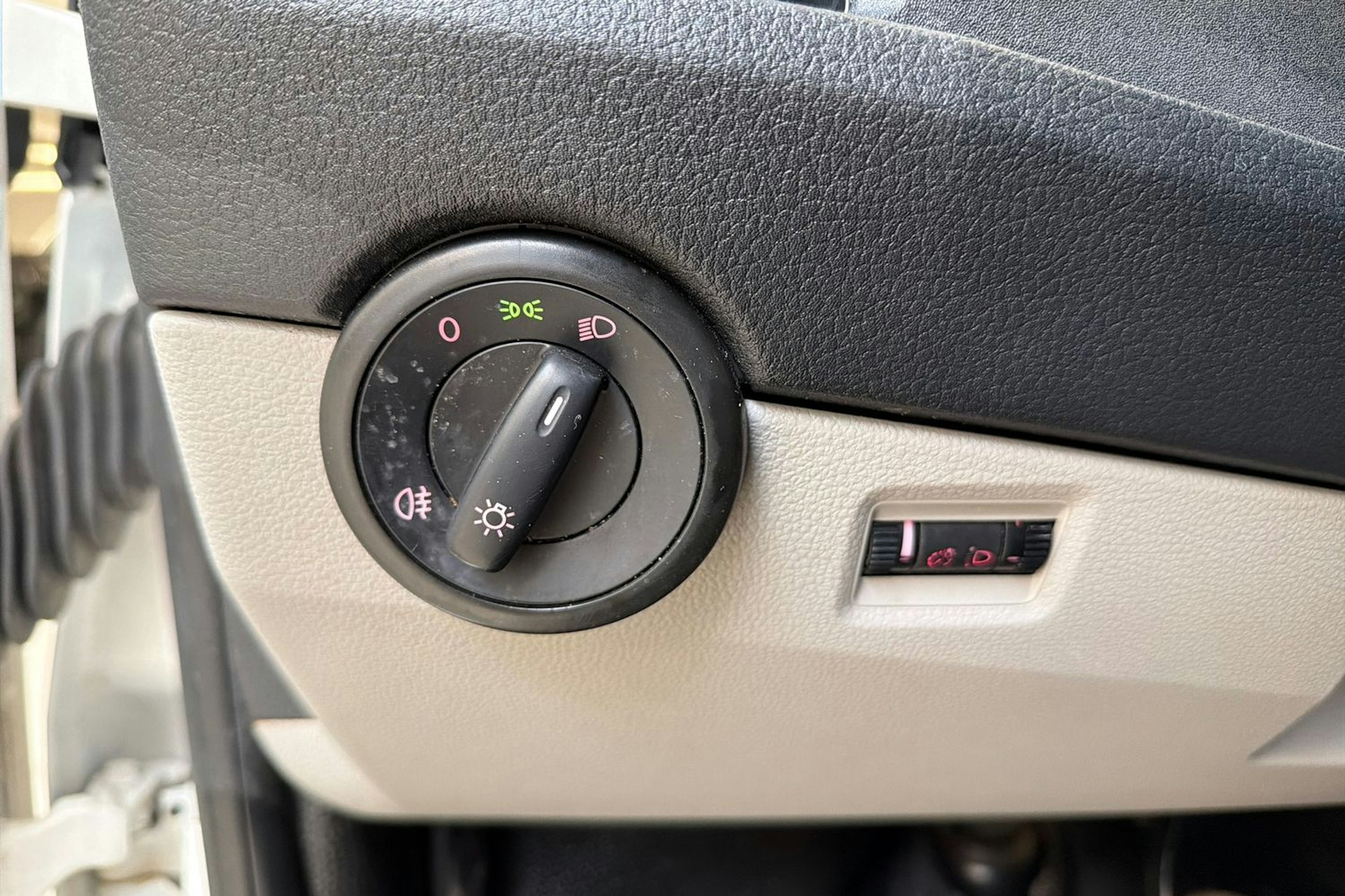 valkoinen Volkswagen Transporter 2019 kuva 20.