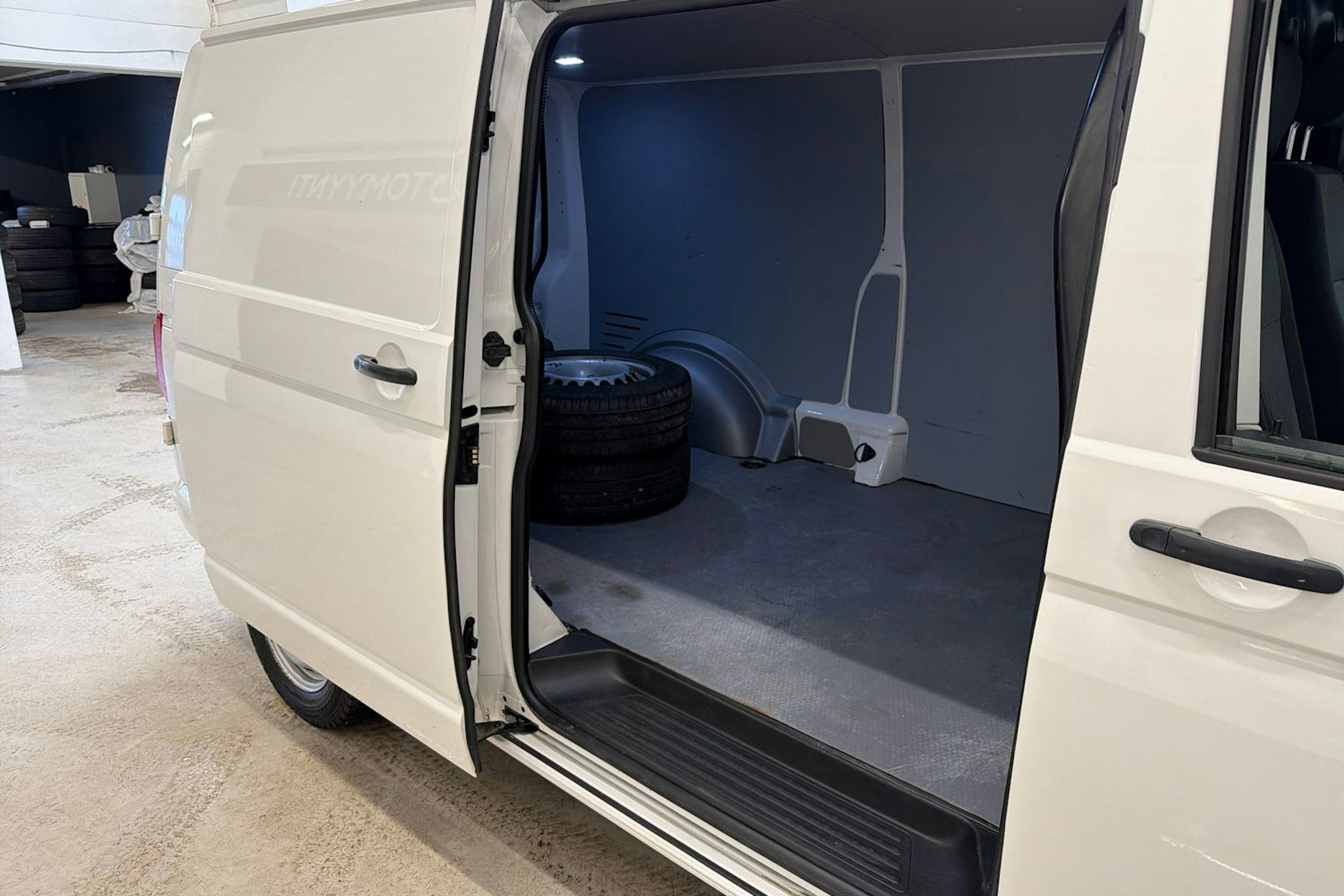 valkoinen Volkswagen Transporter 2019 kuva 24.