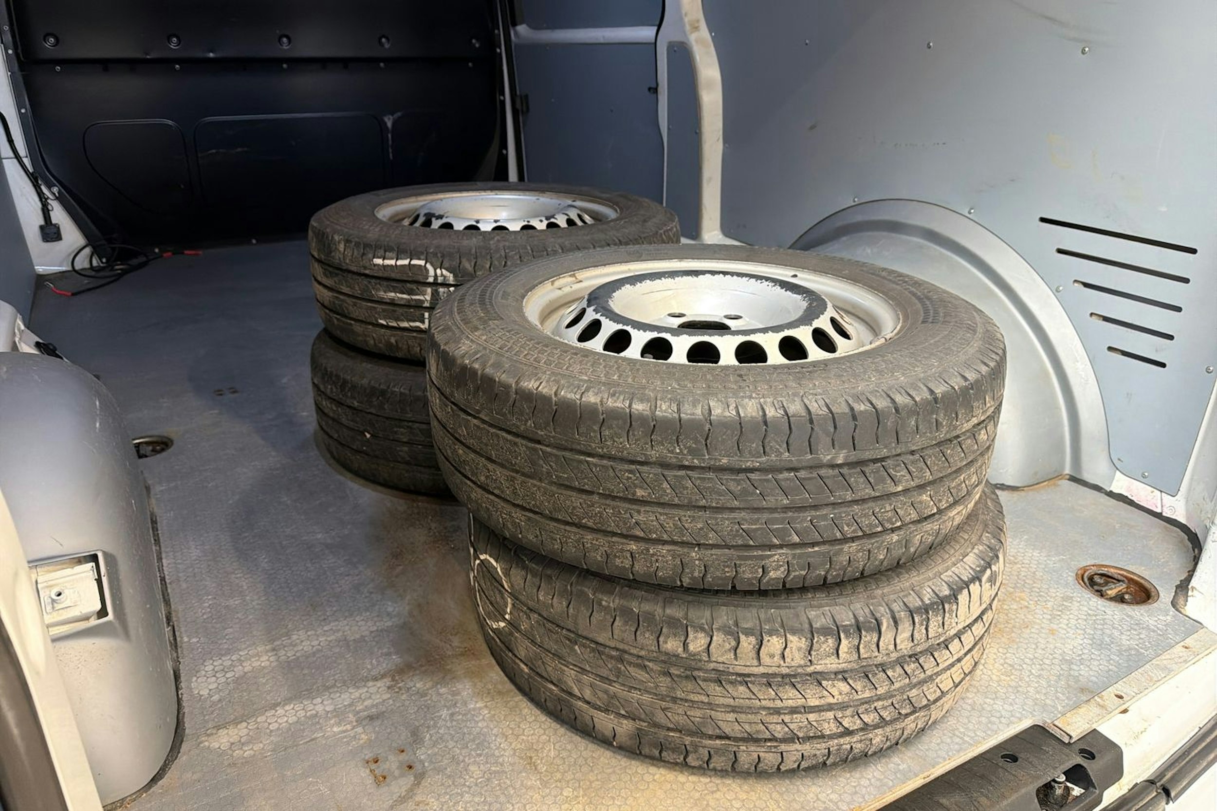 valkoinen Volkswagen Transporter 2019 kuva 25.