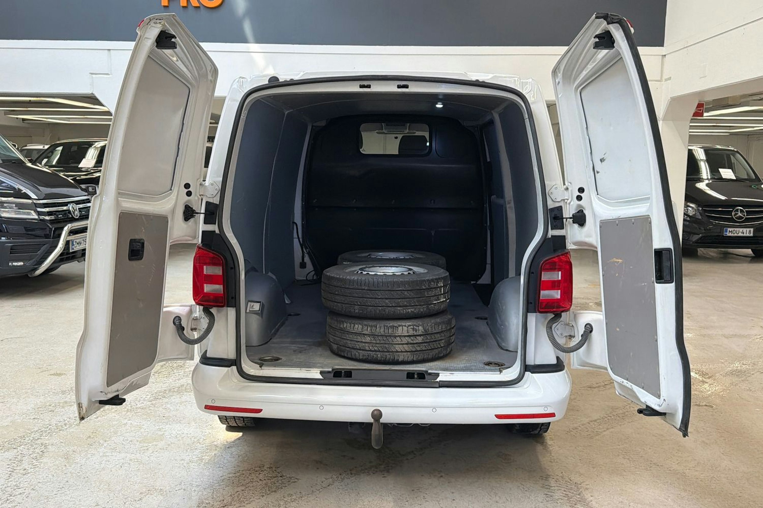 valkoinen Volkswagen Transporter 2019 kuva 26.