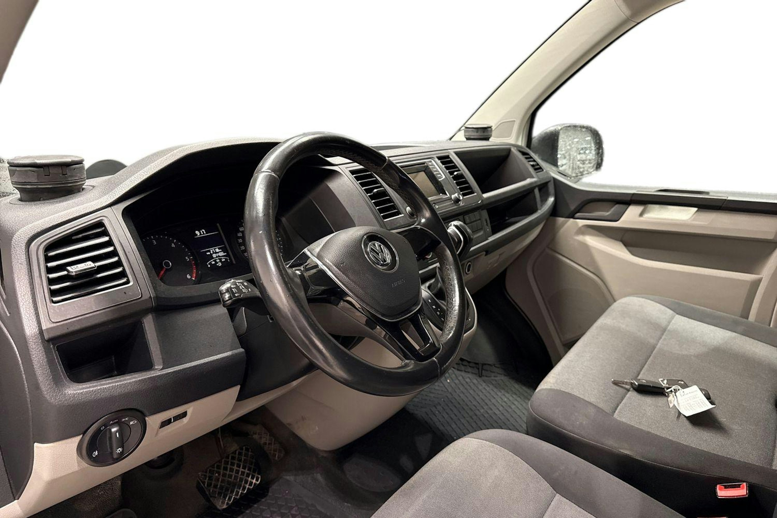 Valkoinen Volkswagen Transporter 2019 kuva 3.