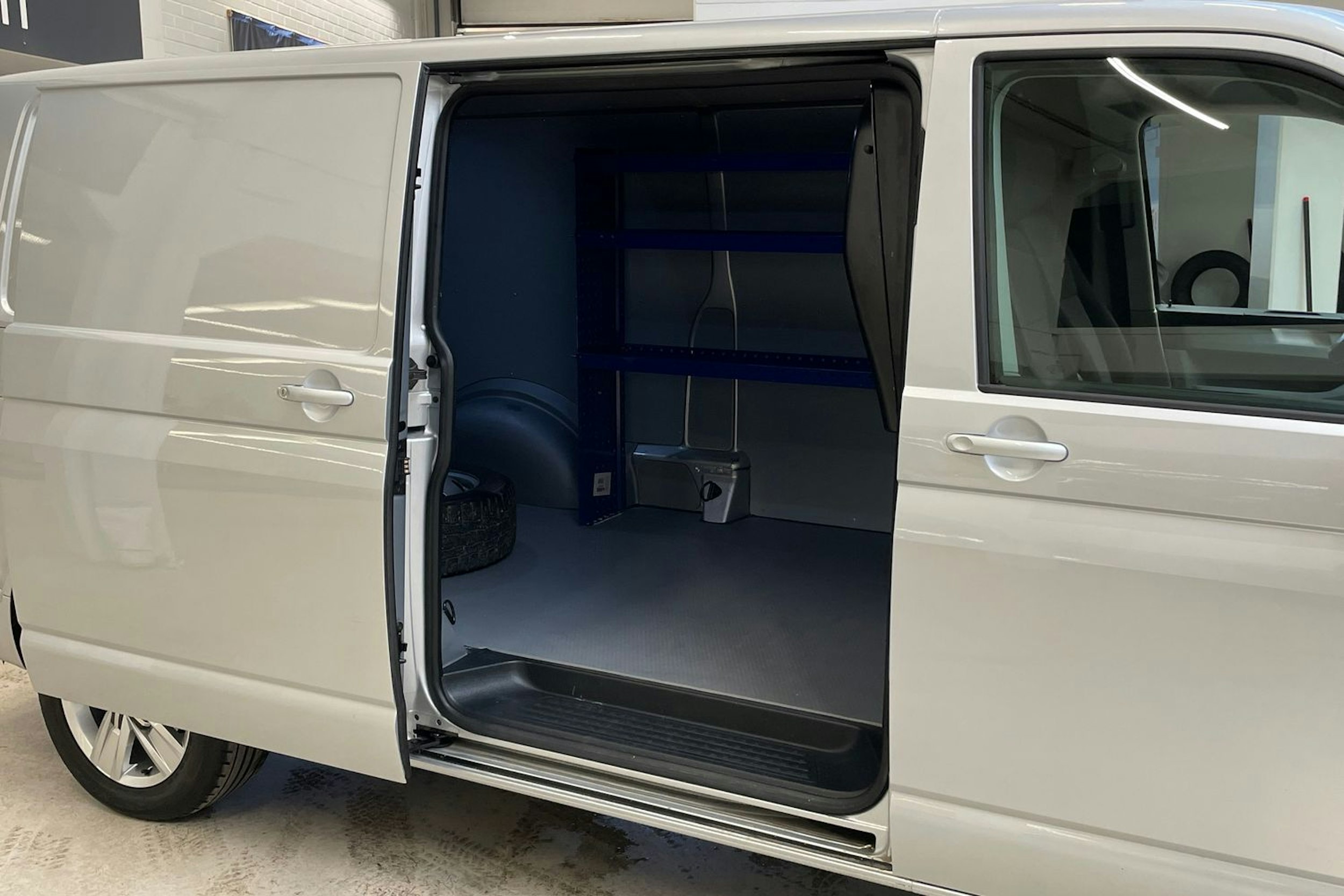 hopea Volkswagen Transporter 2019 kuva 13.