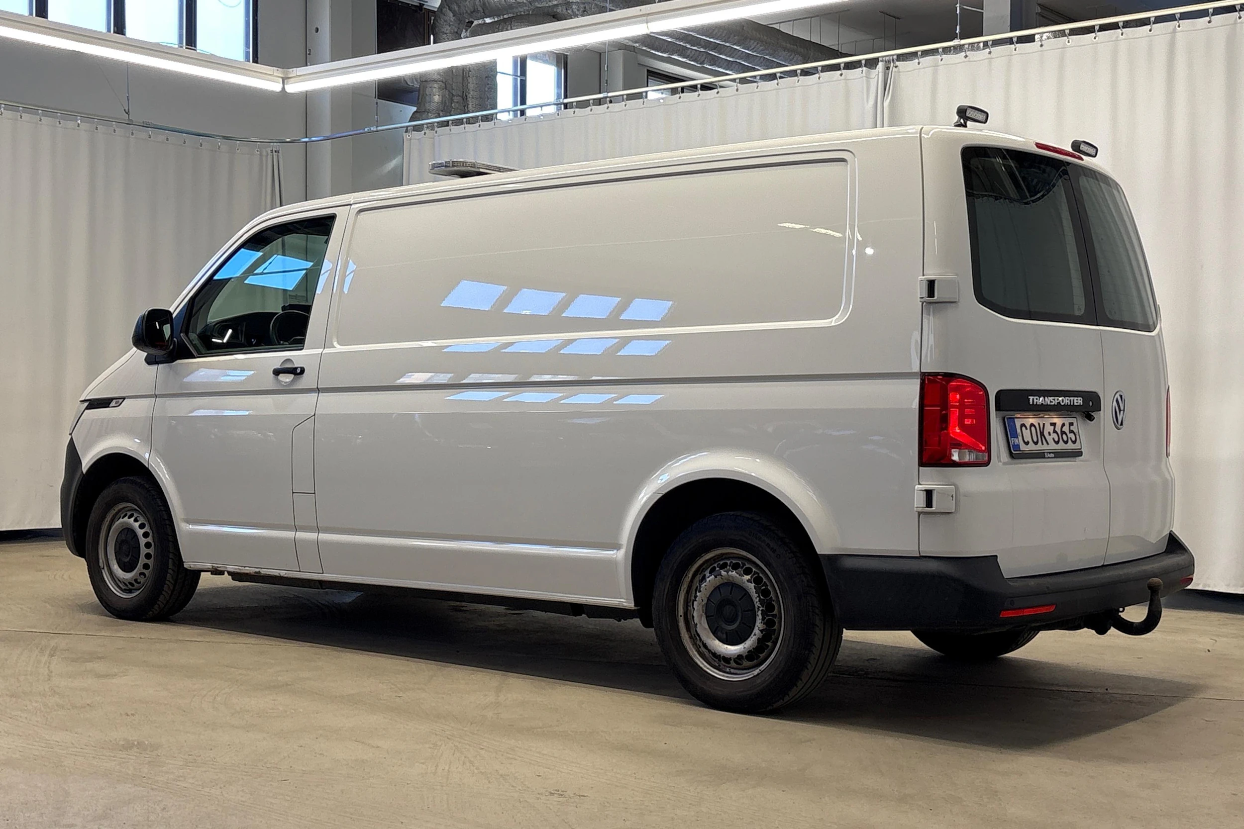 valkoinen Volkswagen Transporter 2019 kuva 7.
