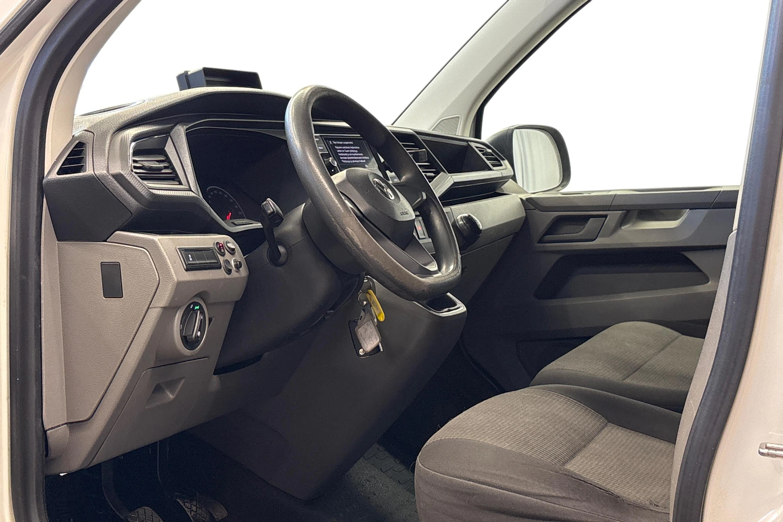 valkoinen Volkswagen Transporter 2019 kuva 8.