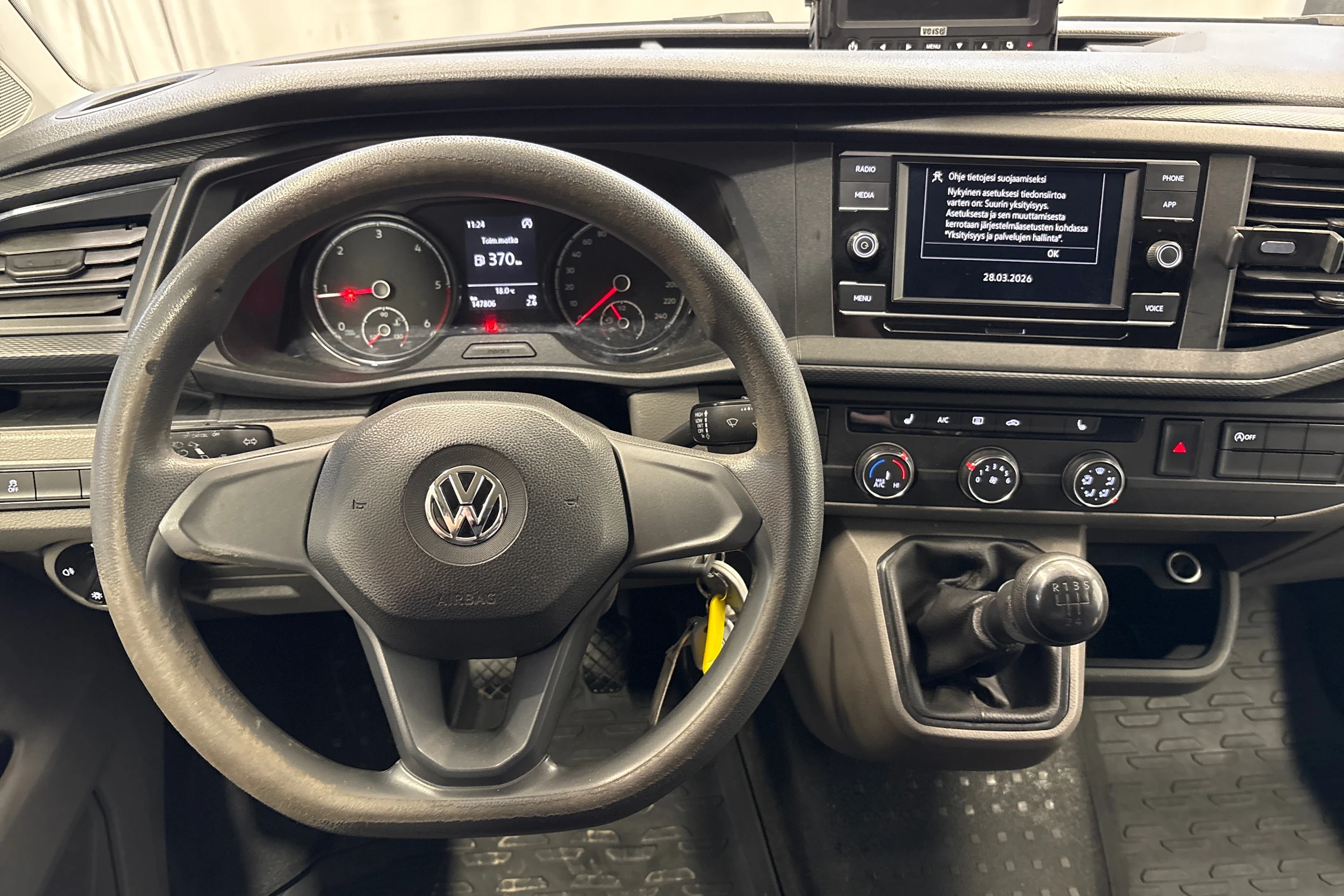 valkoinen Volkswagen Transporter 2019 kuva 10.