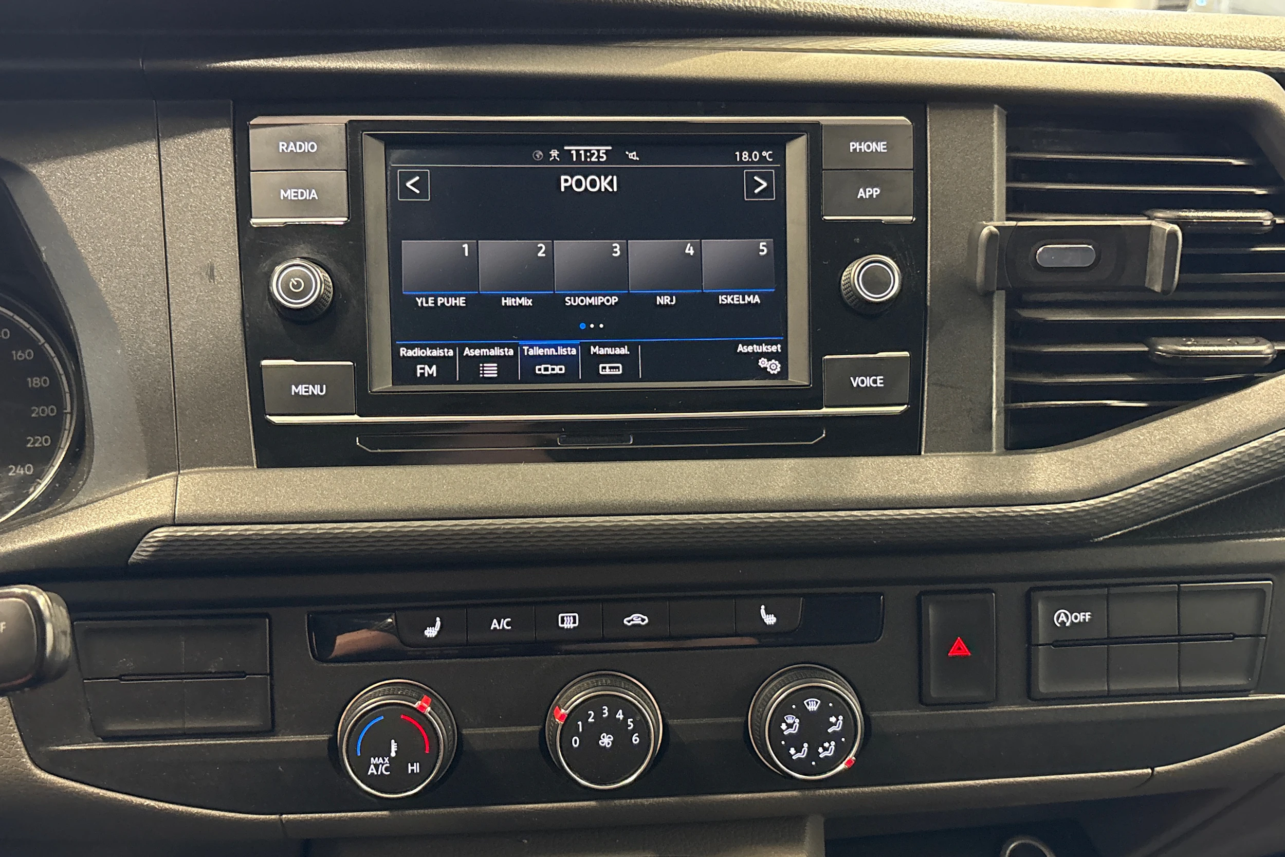 valkoinen Volkswagen Transporter 2019 kuva 11.