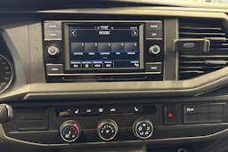 valkoinen Volkswagen Transporter 2019 kuva 11.