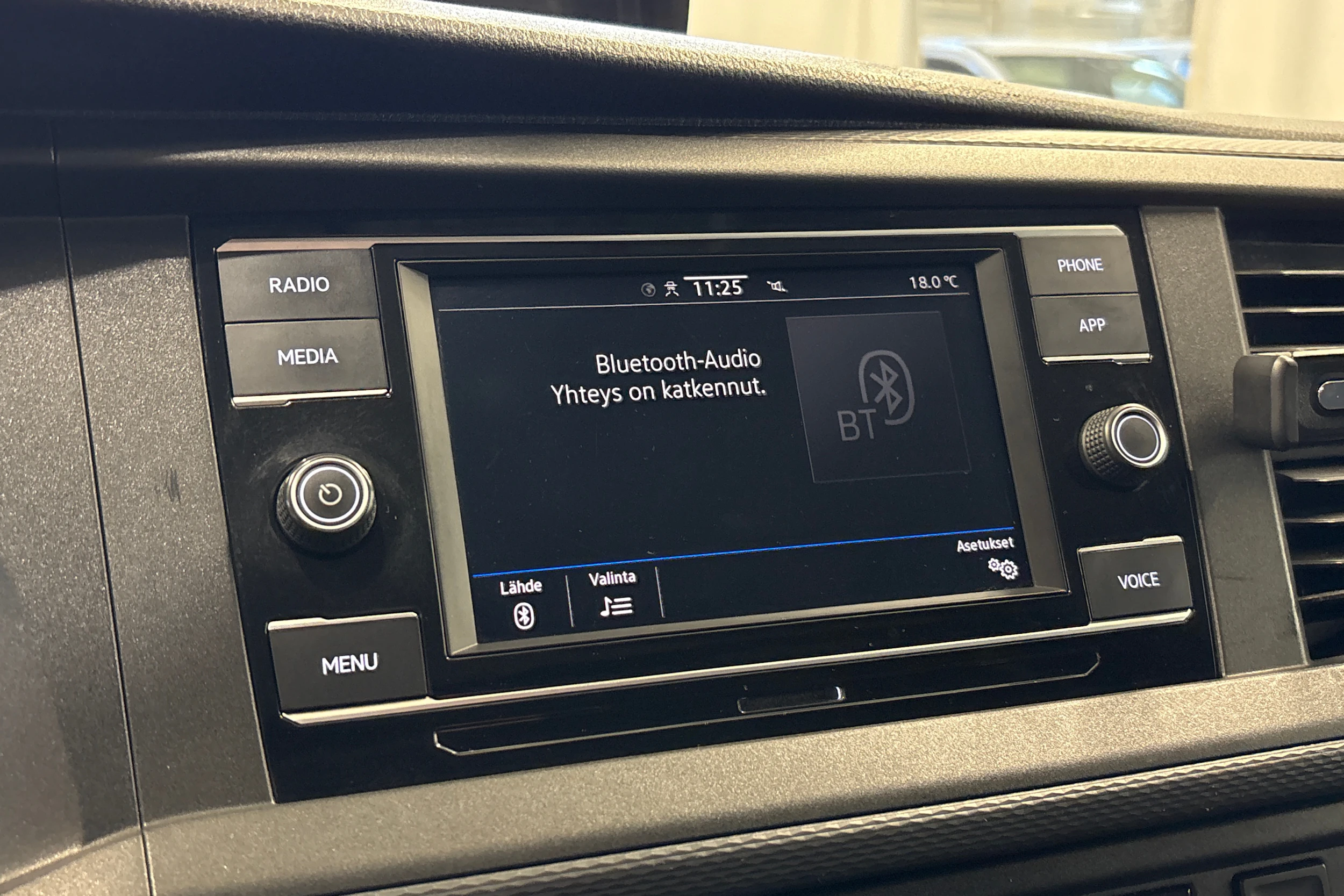 valkoinen Volkswagen Transporter 2019 kuva 12.