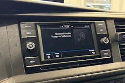 valkoinen Volkswagen Transporter 2019 kuva 12.