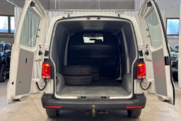 valkoinen Volkswagen Transporter 2019 kuva 17.