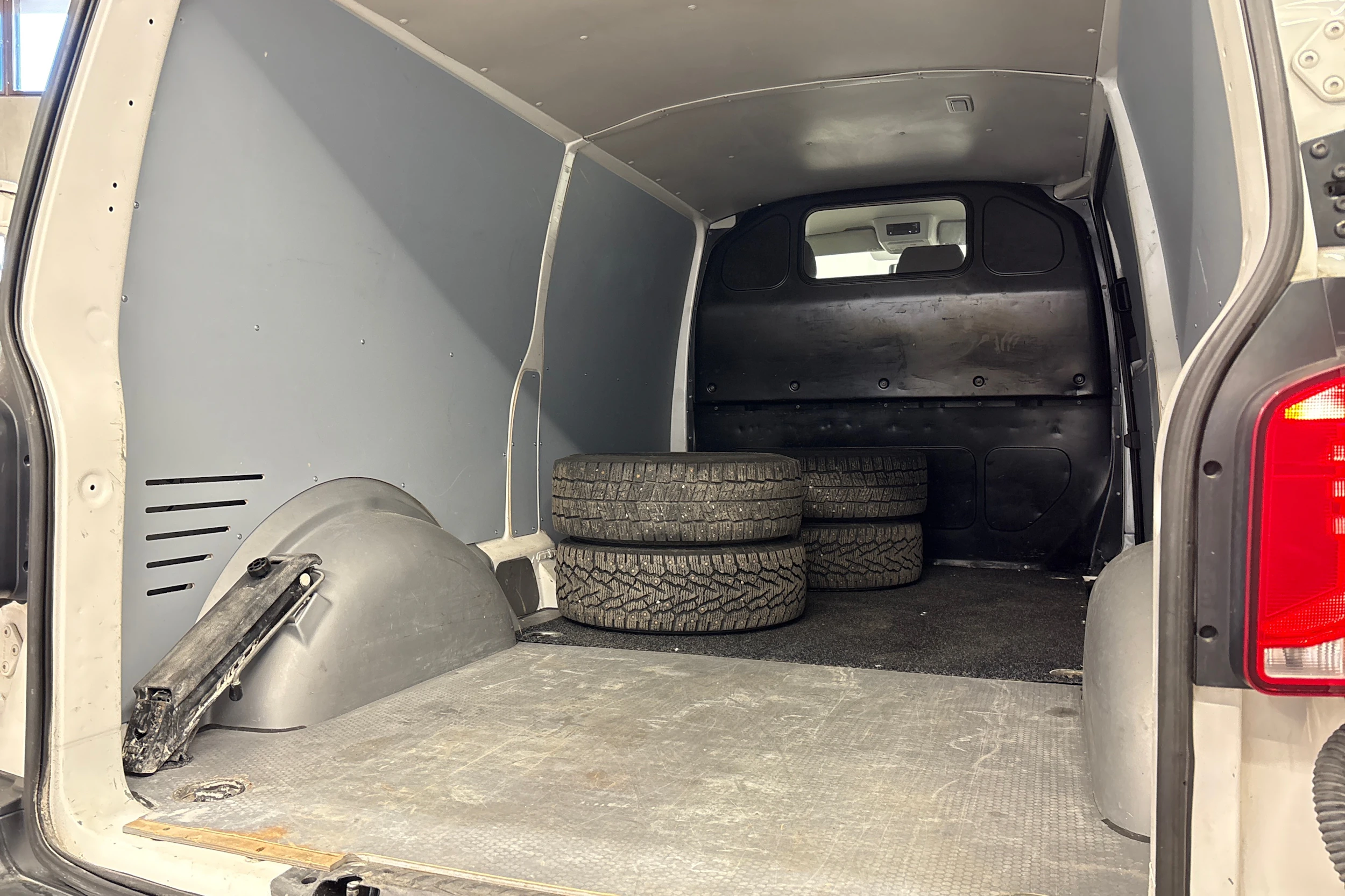 valkoinen Volkswagen Transporter 2019 kuva 18.