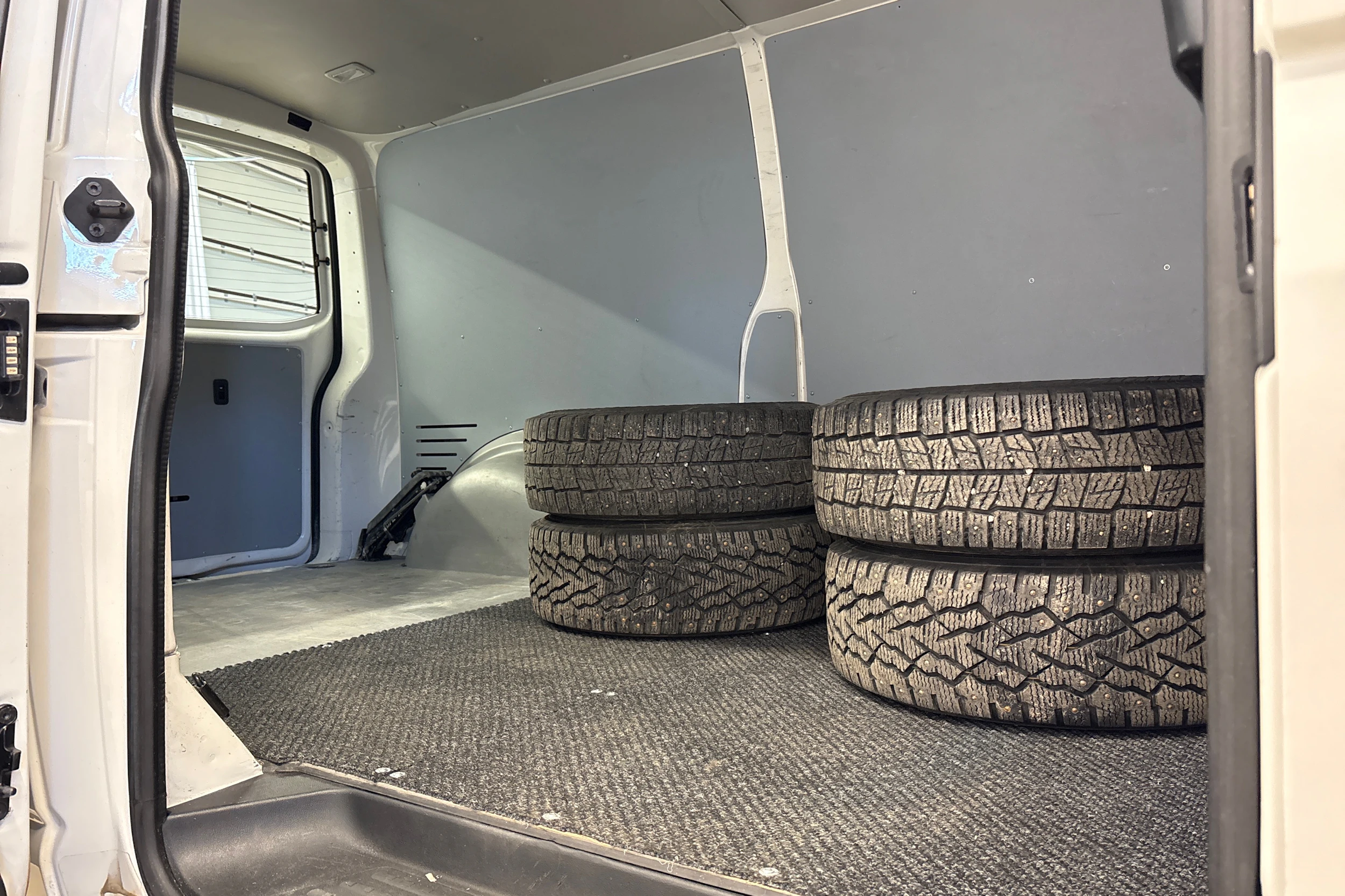 valkoinen Volkswagen Transporter 2019 kuva 19.