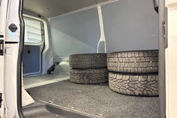 valkoinen Volkswagen Transporter 2019 kuva 19.