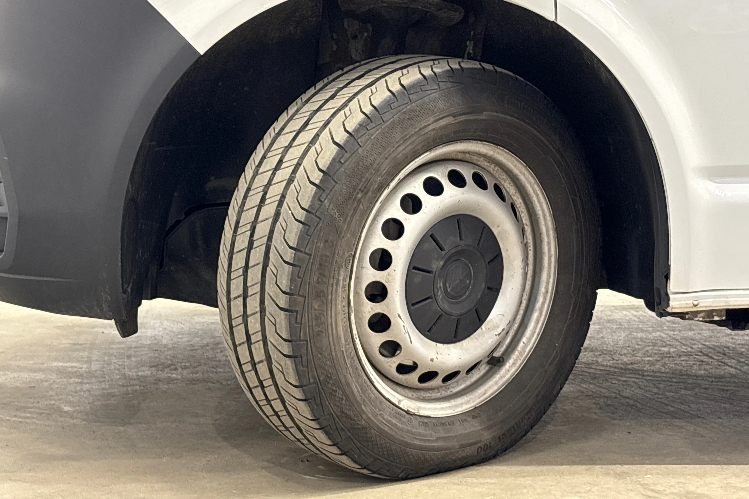 valkoinen Volkswagen Transporter 2019 kuva 20.