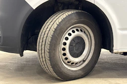 valkoinen Volkswagen Transporter 2019 kuva 20.