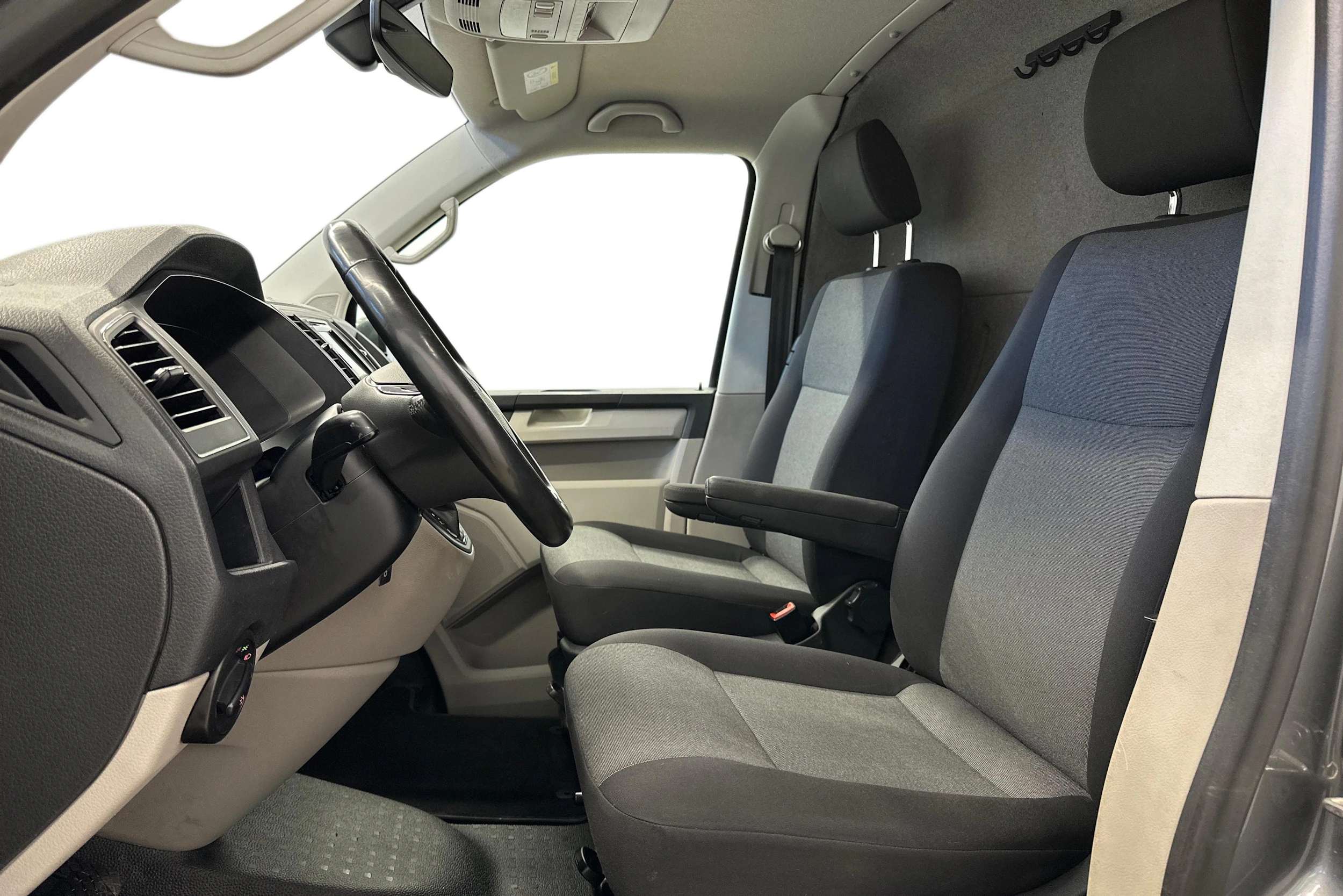 harmaa Volkswagen Transporter 2019 kuva 7.