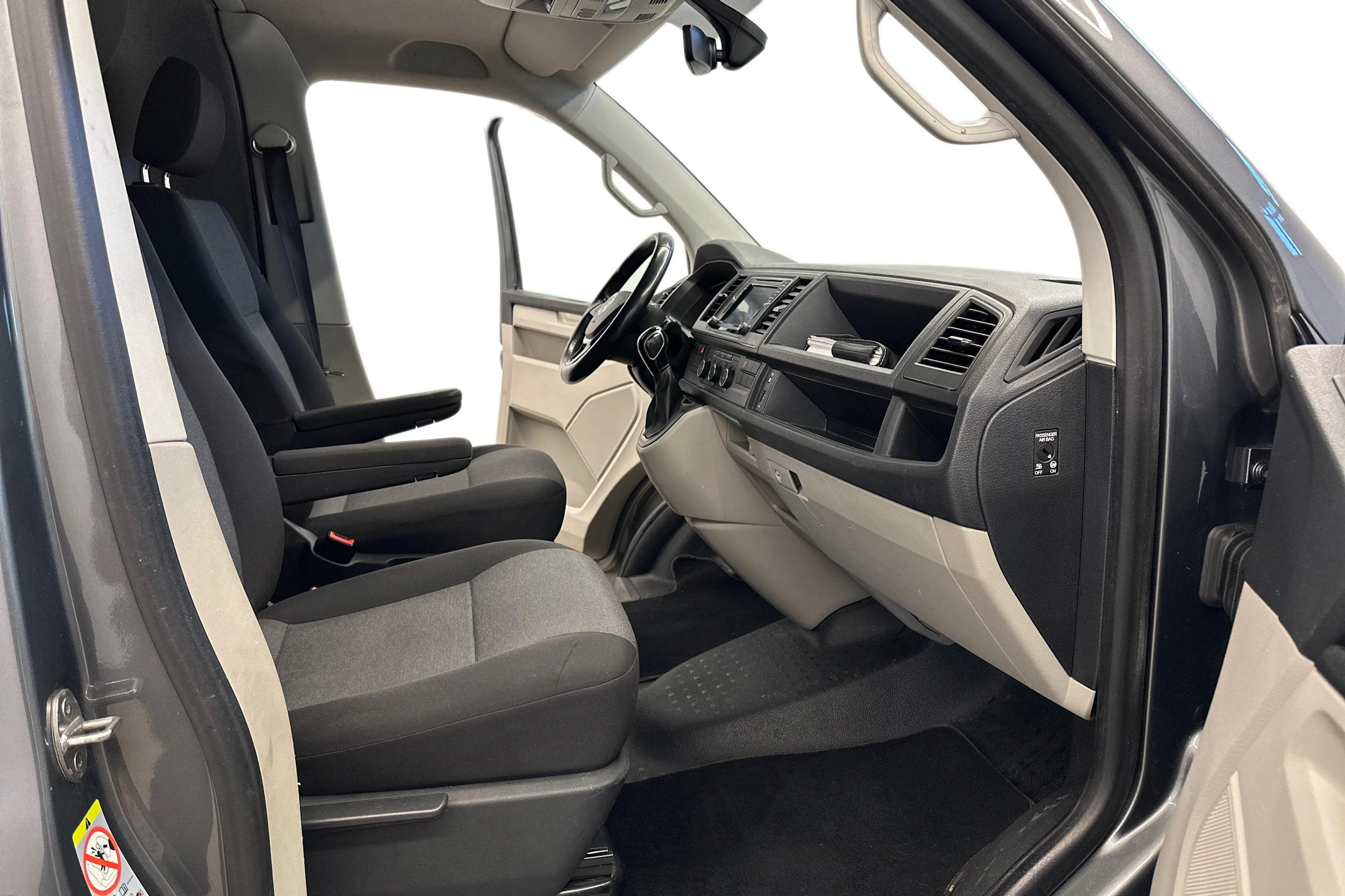 harmaa Volkswagen Transporter 2019 kuva 8.
