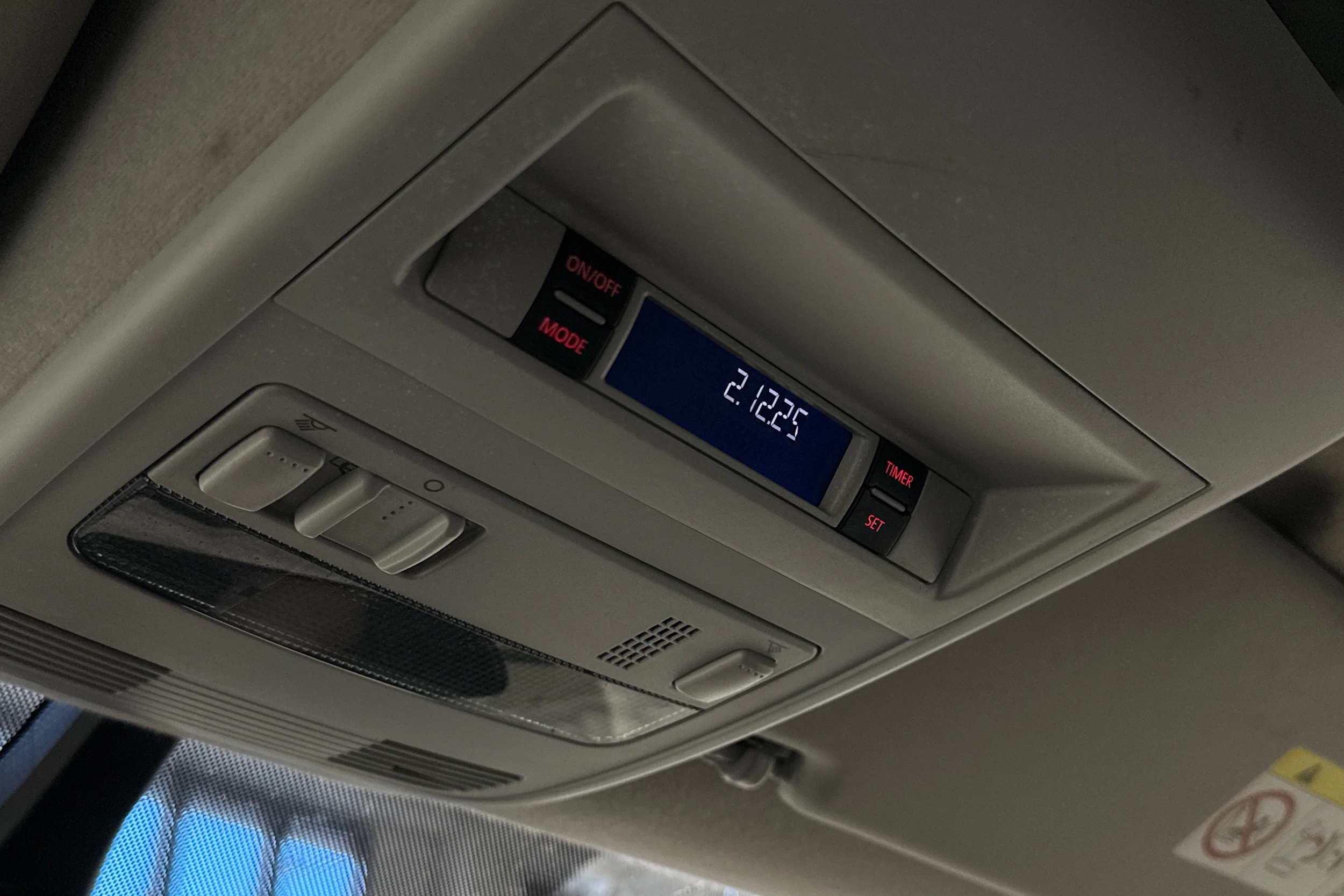 harmaa Volkswagen Transporter 2019 kuva 18.