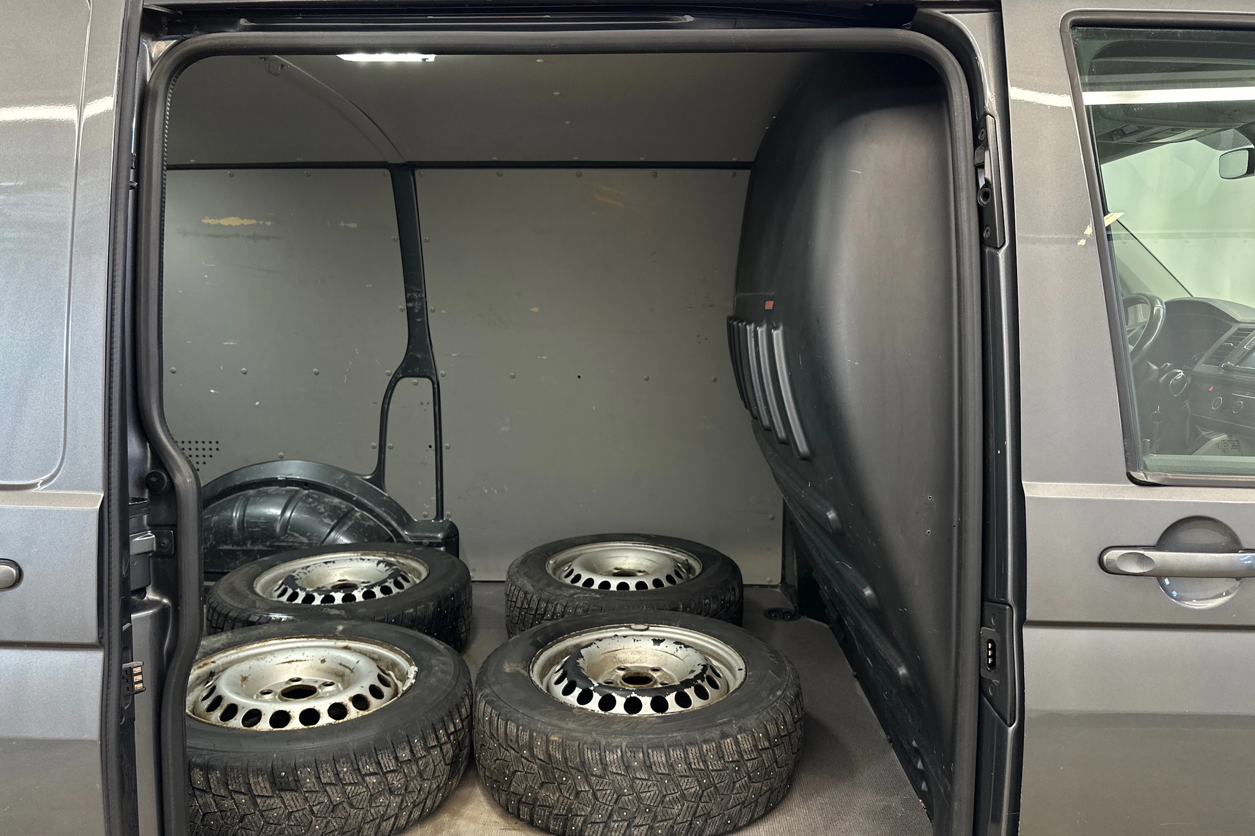 harmaa Volkswagen Transporter 2019 kuva 19.