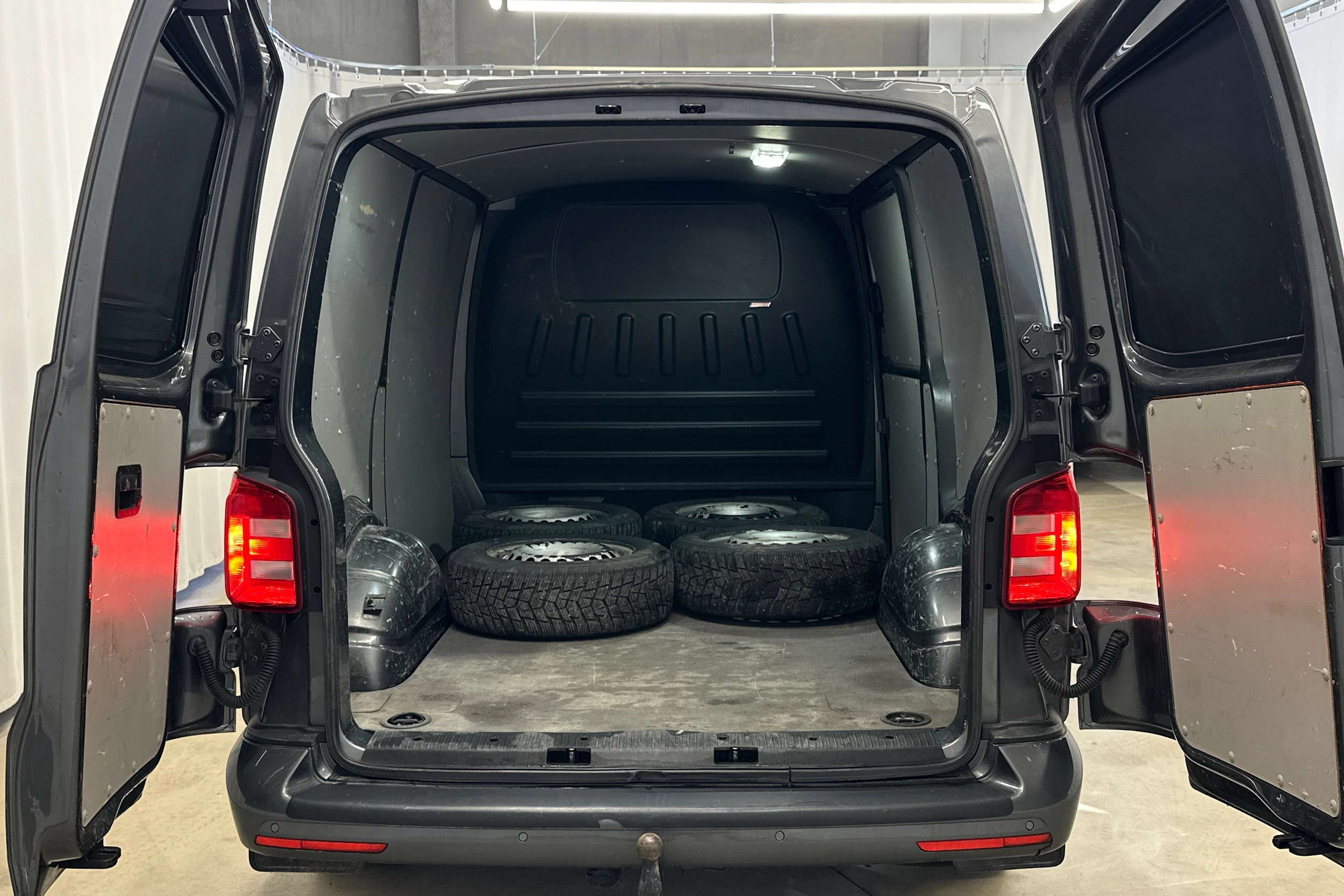 harmaa Volkswagen Transporter 2019 kuva 20.