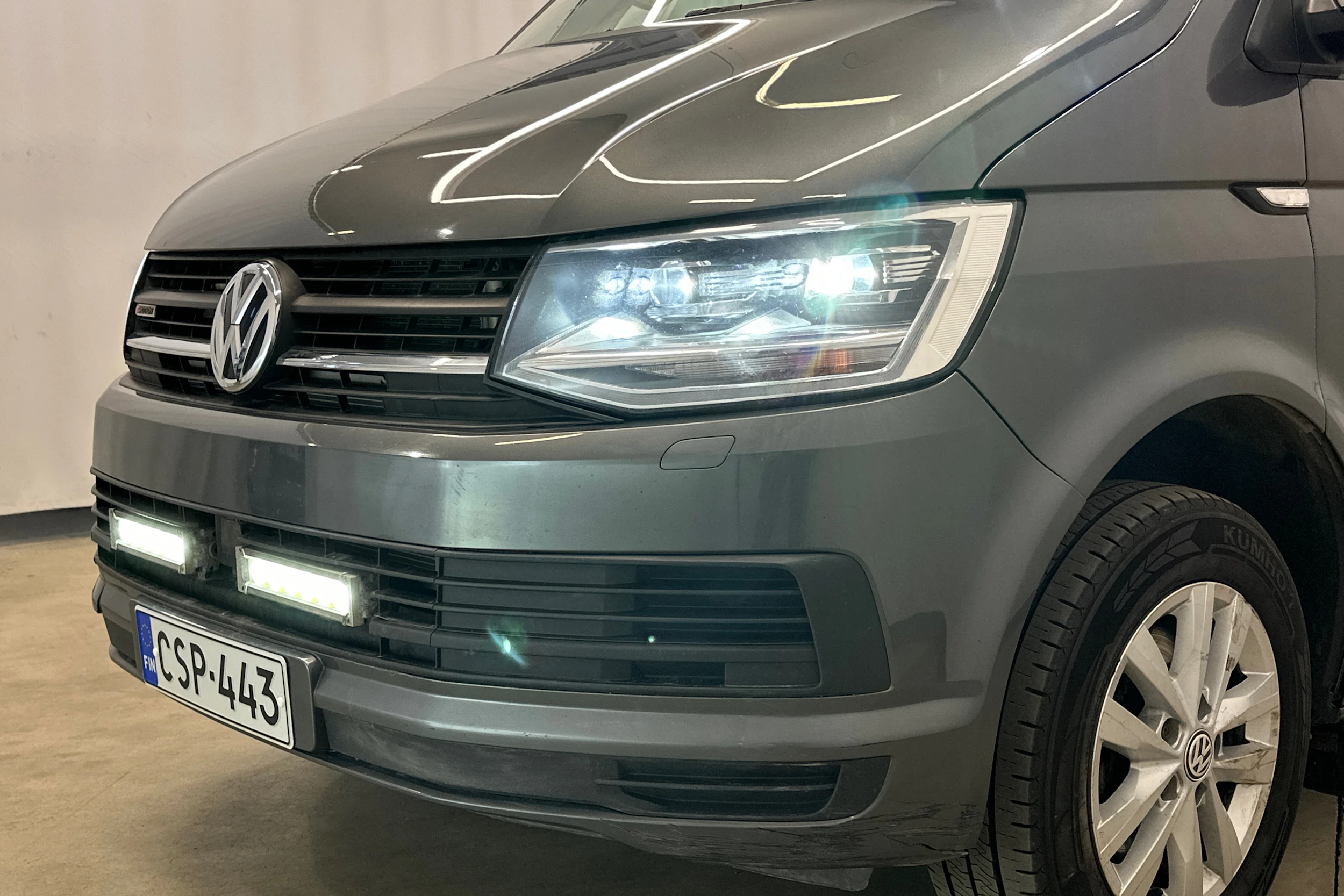 harmaa Volkswagen Transporter 2019 kuva 21.