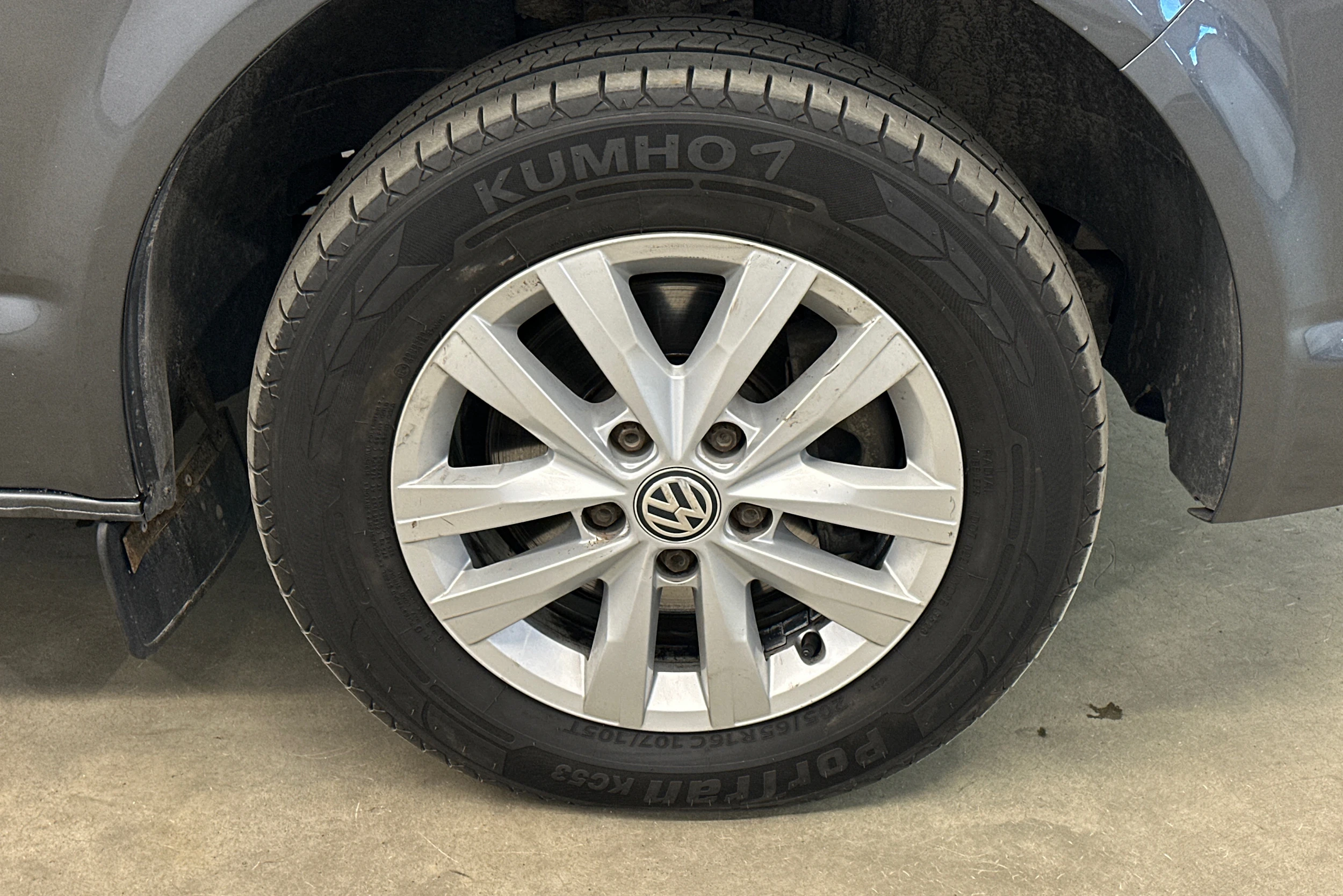 harmaa Volkswagen Transporter 2019 kuva 22.